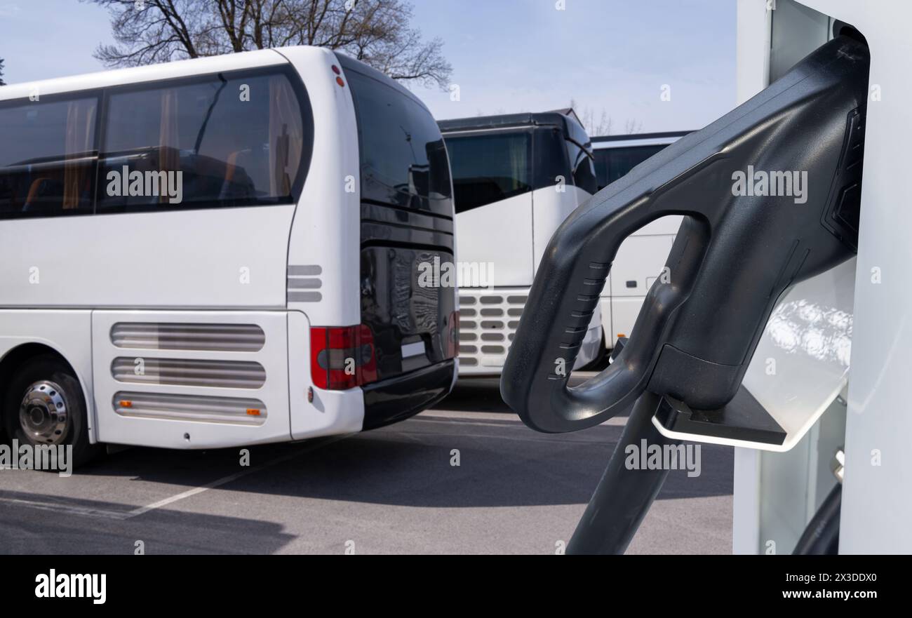 Autobus elettrici con stazione di ricarica. Foto Stock
