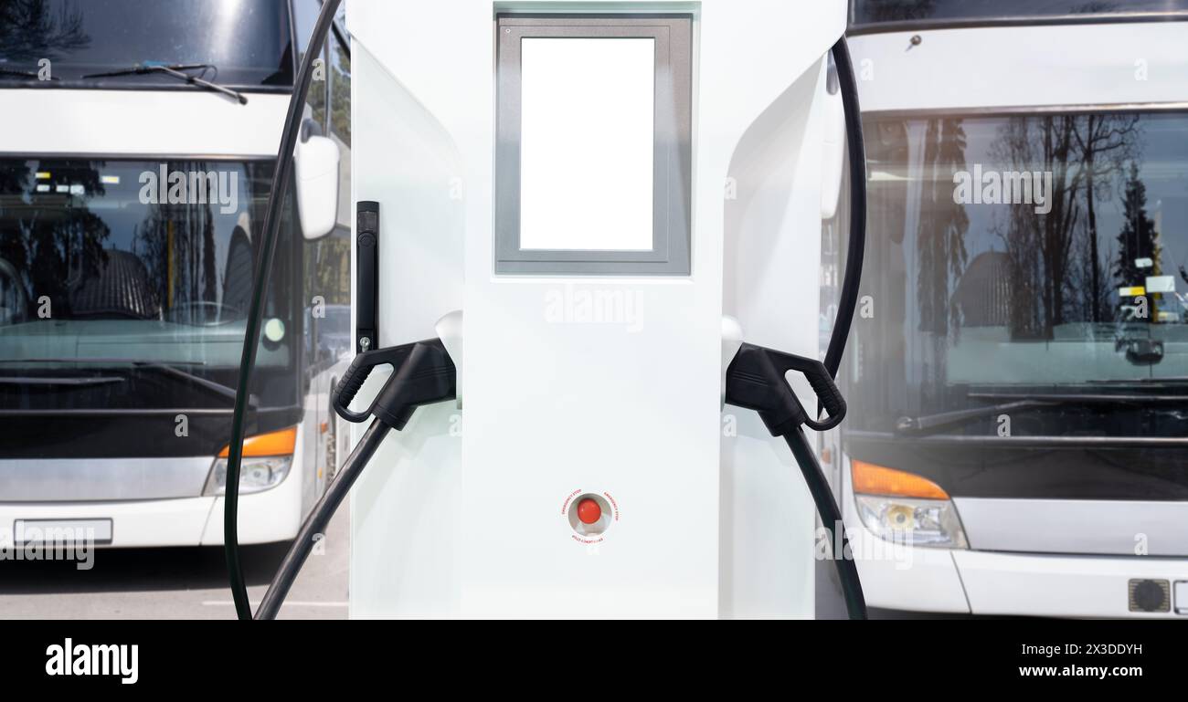 Autobus elettrici con stazione di ricarica. Foto Stock