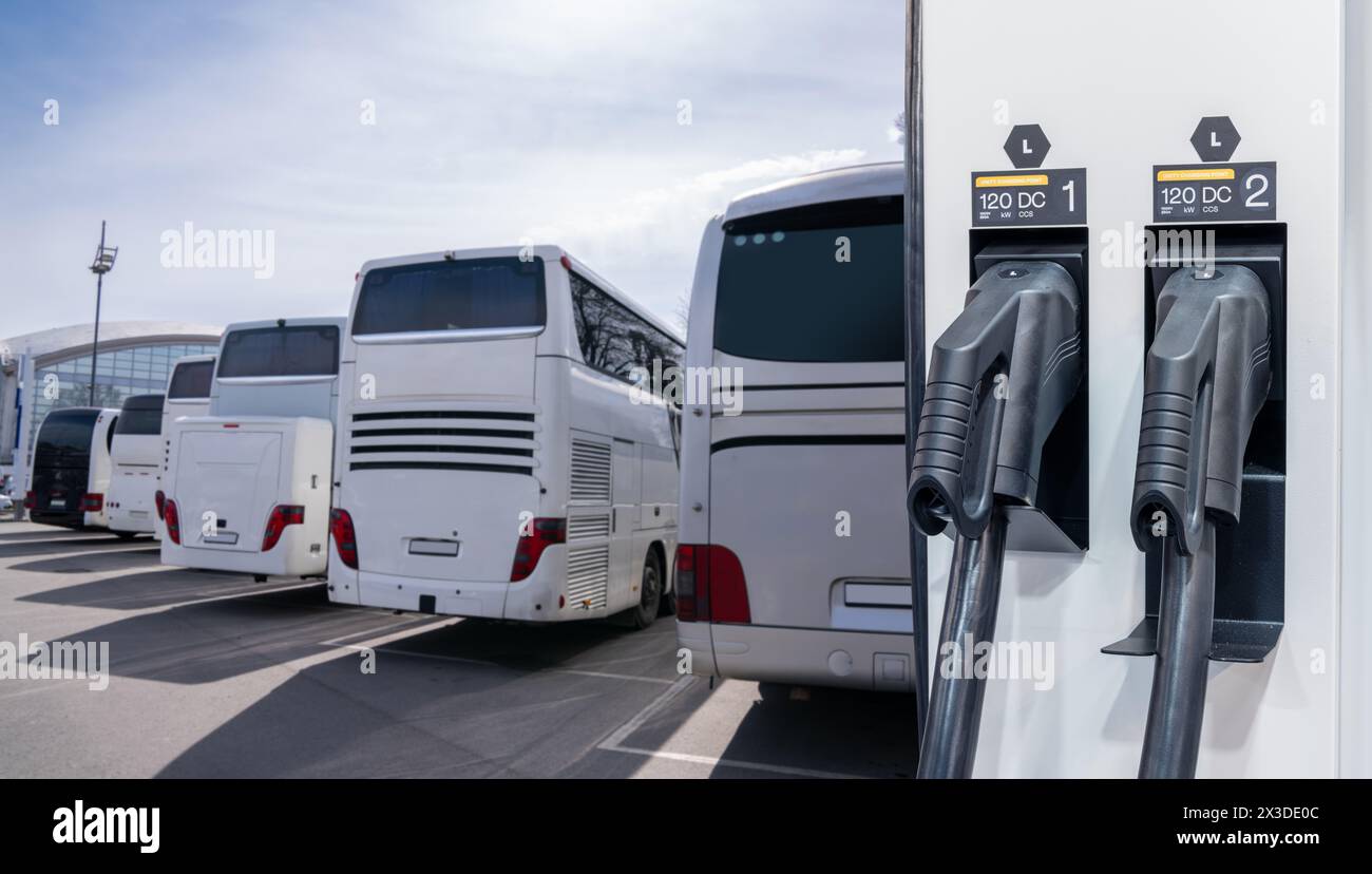 Autobus elettrici con stazione di ricarica. Foto Stock