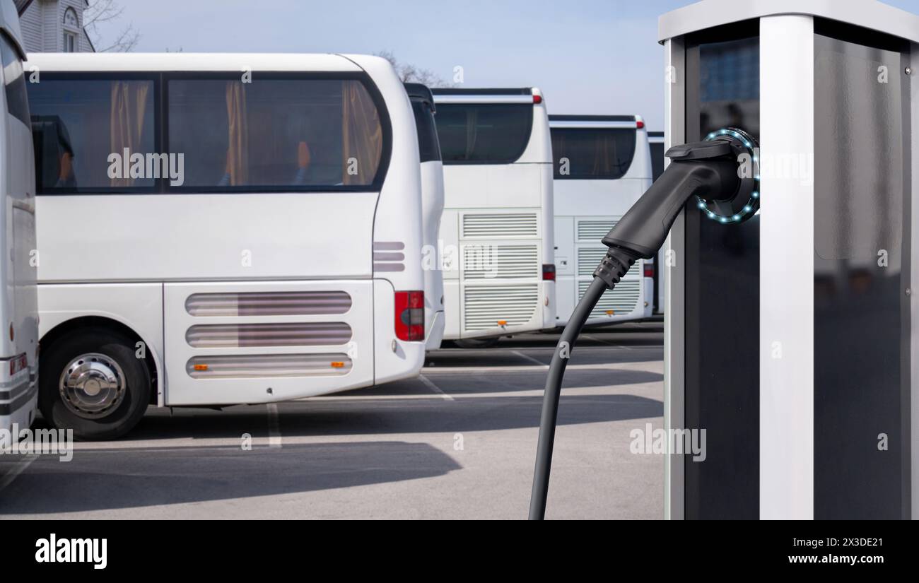 Autobus elettrici con stazione di ricarica. Foto Stock