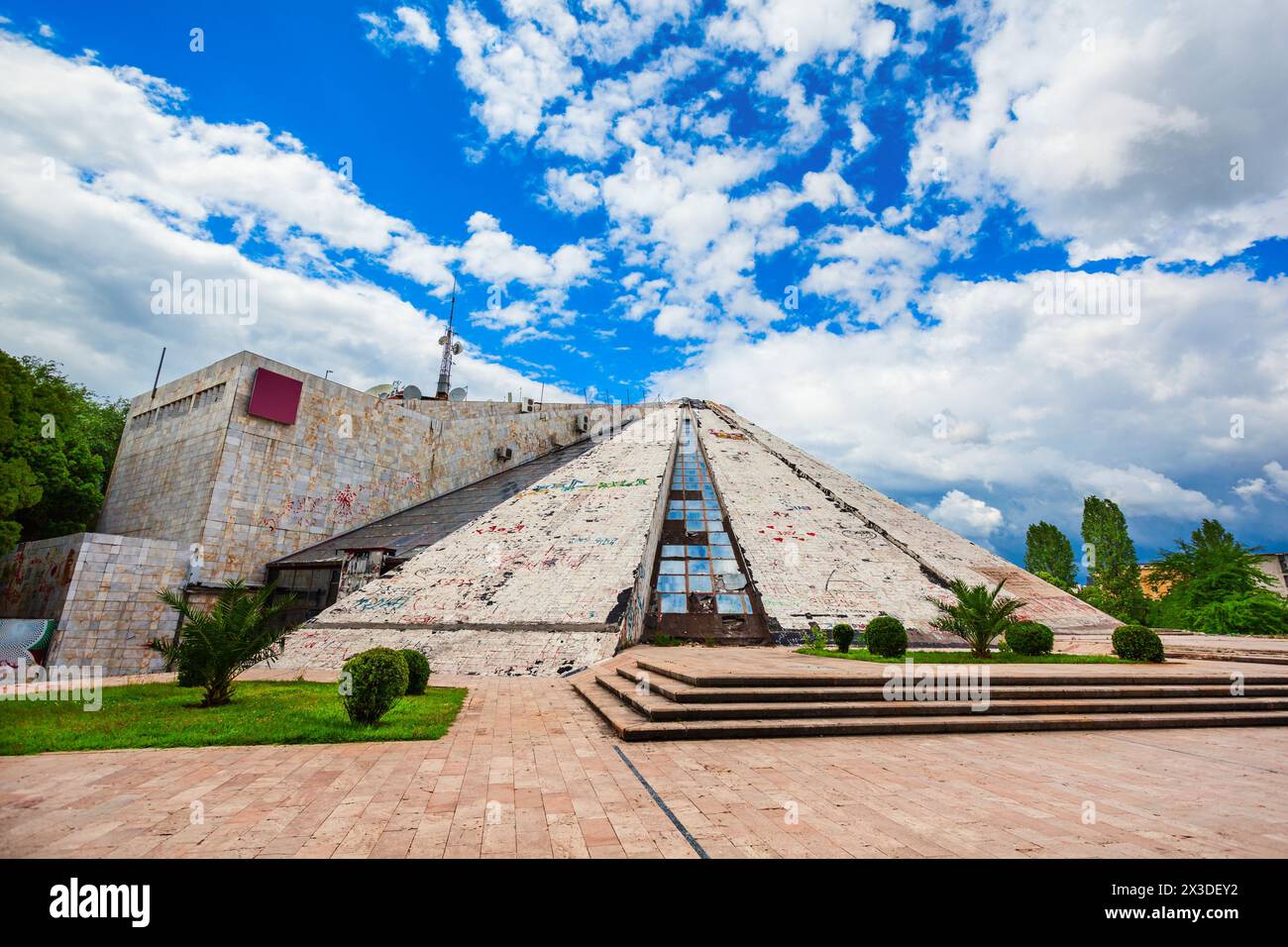 La piramide di Tirana o Museo Enver Hoxha si trova nel centro della città di Tirana, la capitale dell'Albania Foto Stock