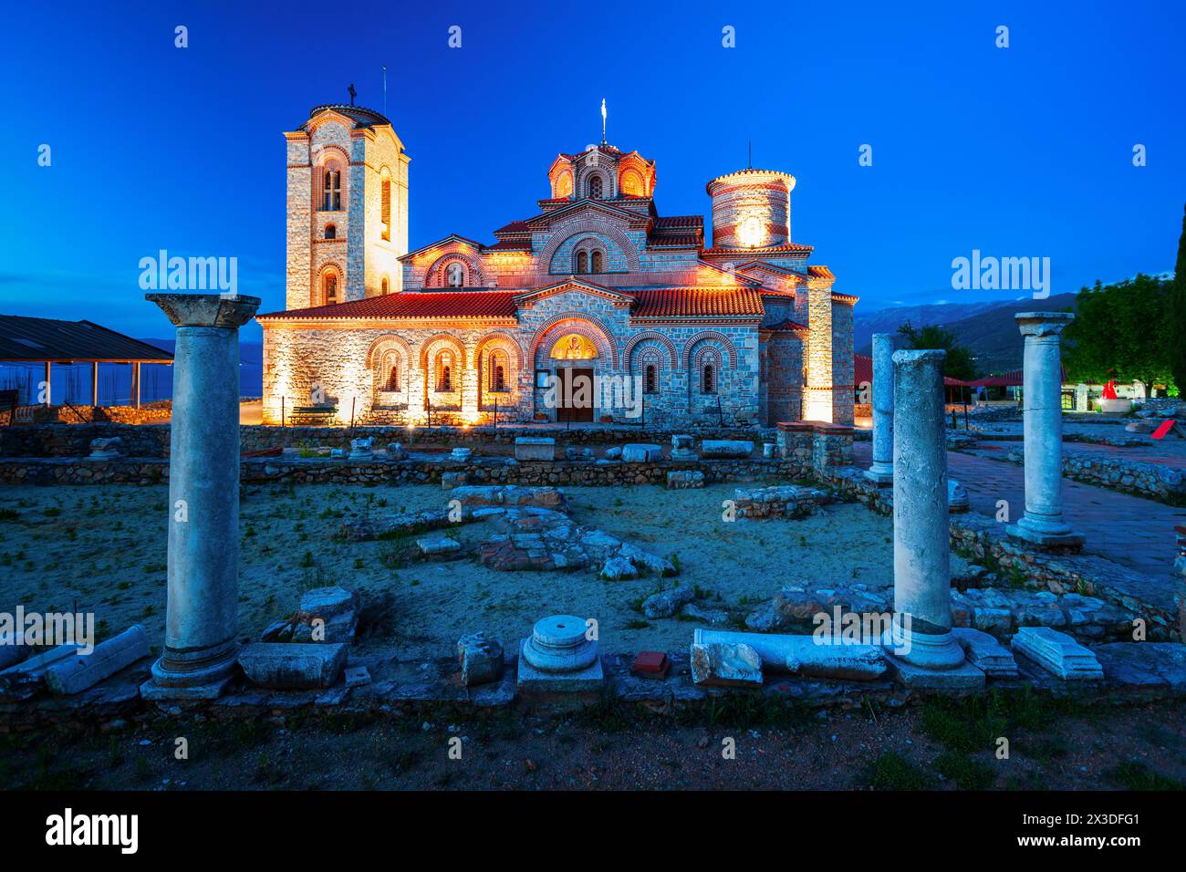 Chiesa dei Santi Clemente e Panteleimon o Crkva Sveti Kliment Pantelejmon nella città di Ohrid, Macedonia del Nord al tramonto Foto Stock