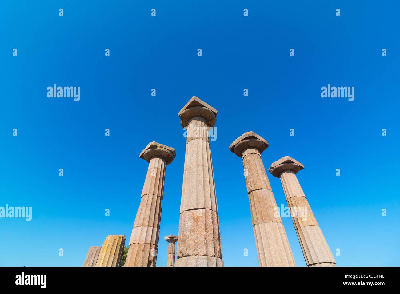 Colonne del tempio di Atena nell'antica città di Assos. Antiche rovine della città in Turchia foto di sfondo concettuale. Foto Stock