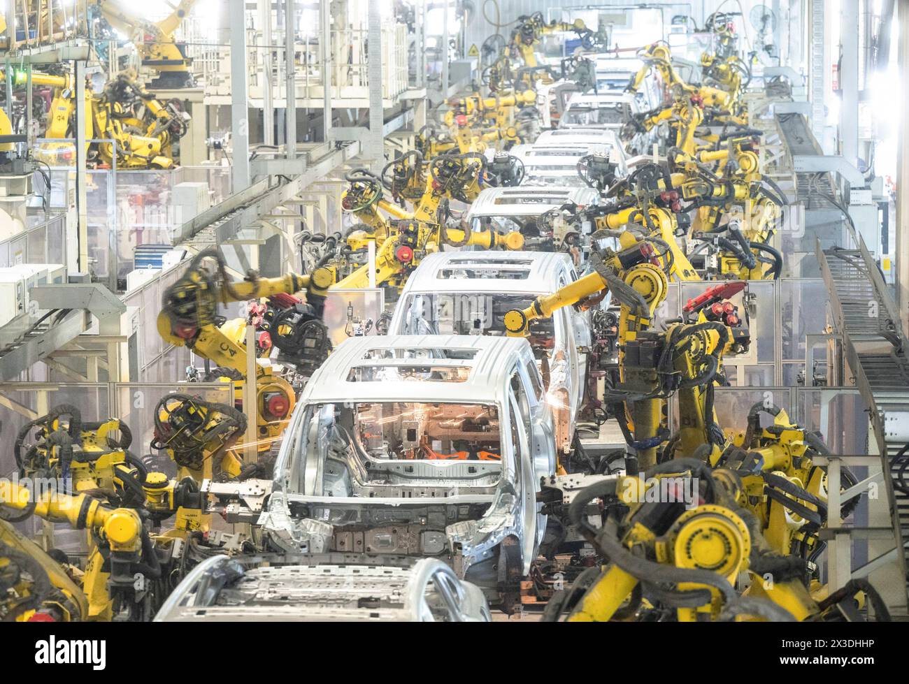 (240426) -- PECHINO, 26 aprile 2024 (Xinhua) -- i robot lavorano in un laboratorio di saldatura di Voyah, un marchio cinese di auto elettriche, a Wuhan, nella provincia cinese di Hubei, 1 aprile 2024. Con una crescente domanda di soluzioni di energia pulita per combattere il cambiamento climatico, il panorama globale indica la necessità urgente di ampliare le capacità di produzione piuttosto che di un eccesso. Secondo le proiezioni dell'Agenzia internazionale dell'energia, si prevede che la domanda di nuovi veicoli energetici aumenterà vertiginosamente, raggiungendo i 45 milioni entro il 2030, 4,5 volte quella del 2022. (Xinhua/Xiao Yijiu) Foto Stock