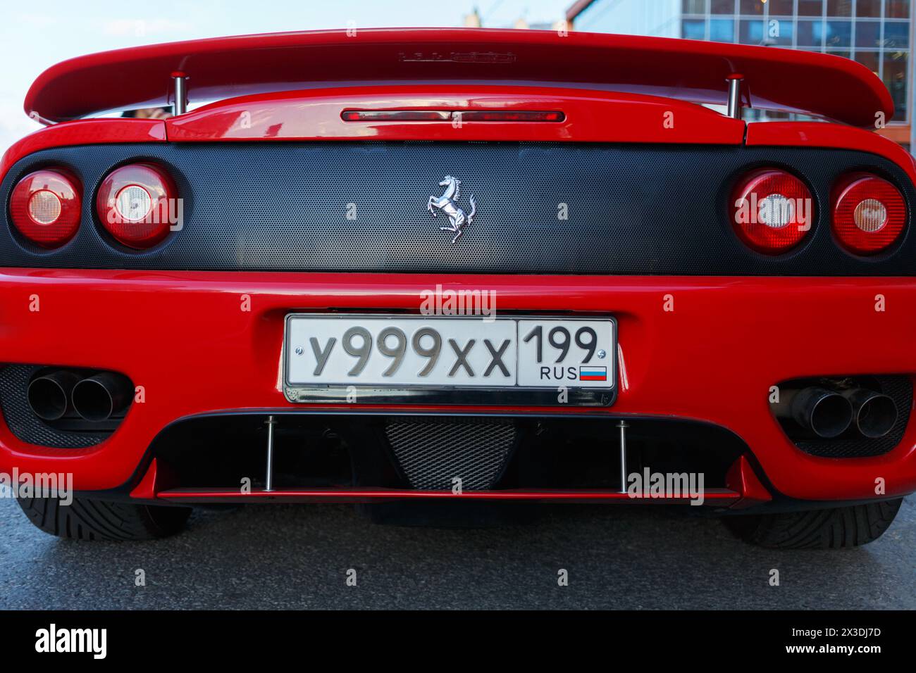 MOSCA, RUSSIA - 22 giugno 2016: Vista posteriore sul lussuoso roadster rosso, Ferrari 360 Spider, primo piano Foto Stock