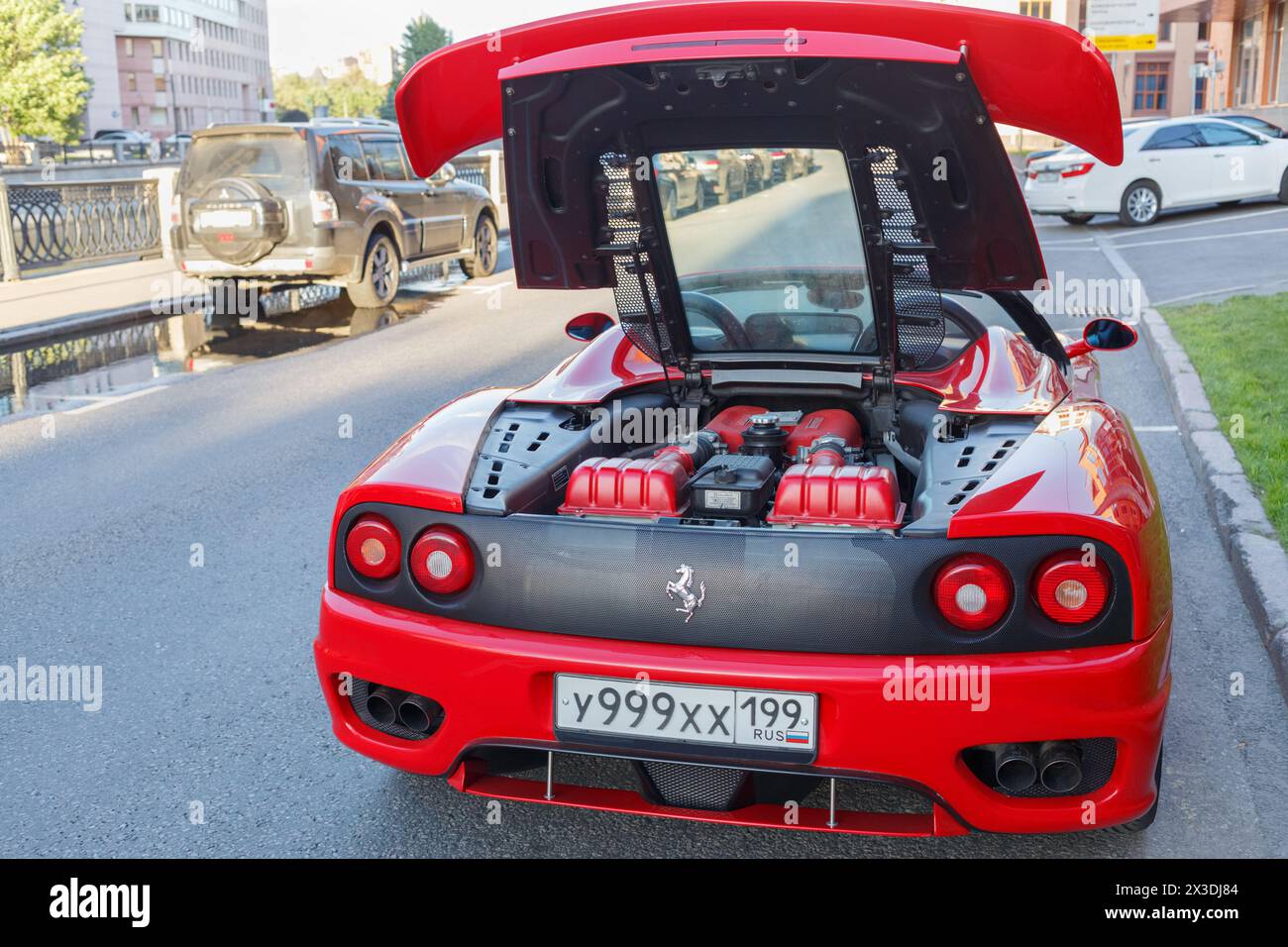 MOSCA, RUSSIA - 22 giugno 2016: Roadster rossa di lusso, Ferrari 360 Spider, look con paraurti morbido sulla strada della città Foto Stock