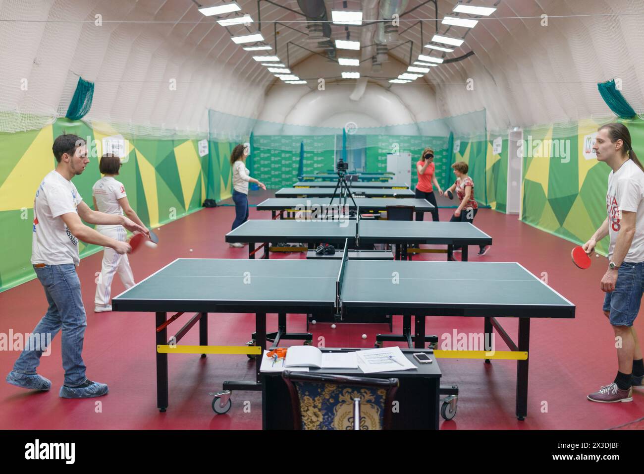 Sei Blogger al centro del divertimento per famiglie, giocando a ping pong Foto Stock