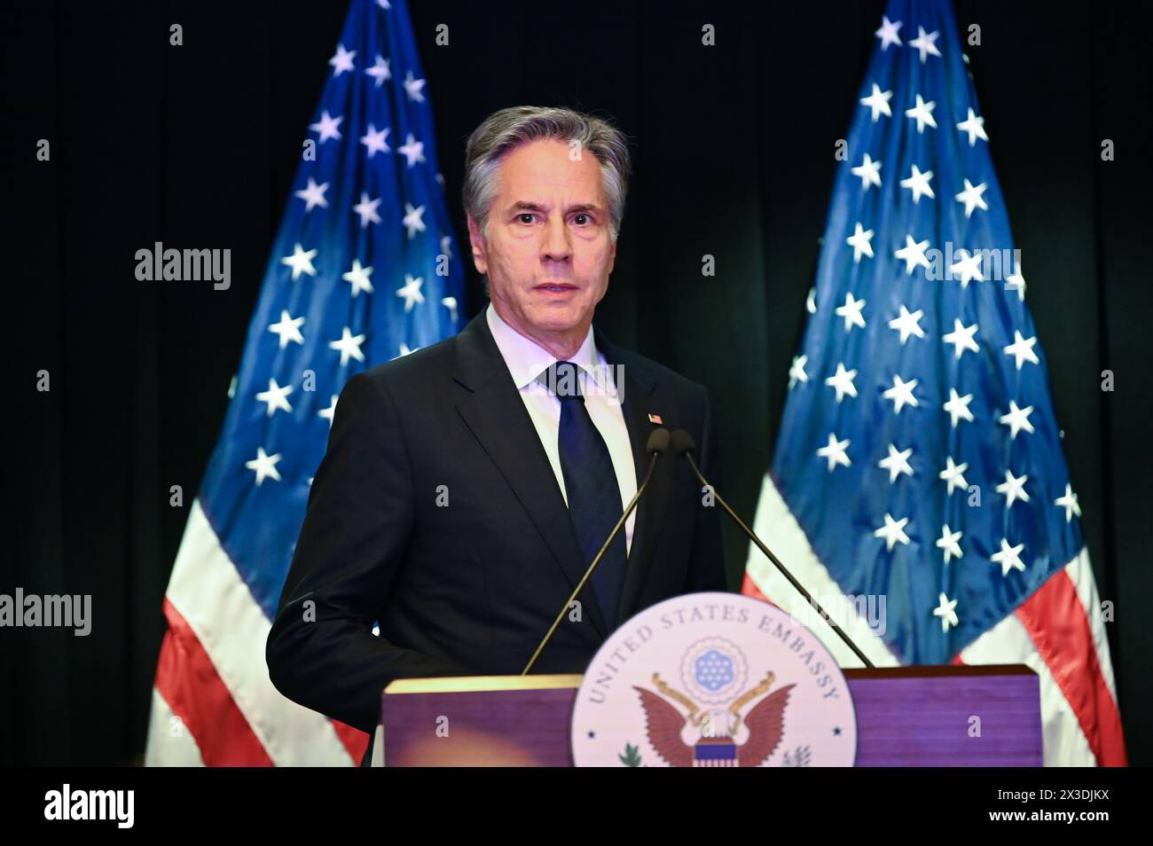 Pechino, Cina. 26 aprile 2024. Il Segretario di Stato DEGLI STATI UNITI Antony Blinken parla ai giornalisti. Il capo diplomatico degli Stati Uniti ha parlato a Pechino dell’Ucraina, del Medio Oriente e delle questioni commerciali, tra le altre cose. Credito: Johannes Neudecker/dpa/Alamy Live News Foto Stock