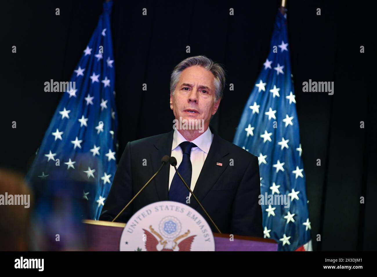 Pechino, Cina. 26 aprile 2024. Il Segretario di Stato DEGLI STATI UNITI Antony Blinken parla ai giornalisti. Il capo diplomatico degli Stati Uniti ha parlato a Pechino dell’Ucraina, del Medio Oriente e delle questioni commerciali, tra le altre cose. Credito: Johannes Neudecker/dpa/Alamy Live News Foto Stock