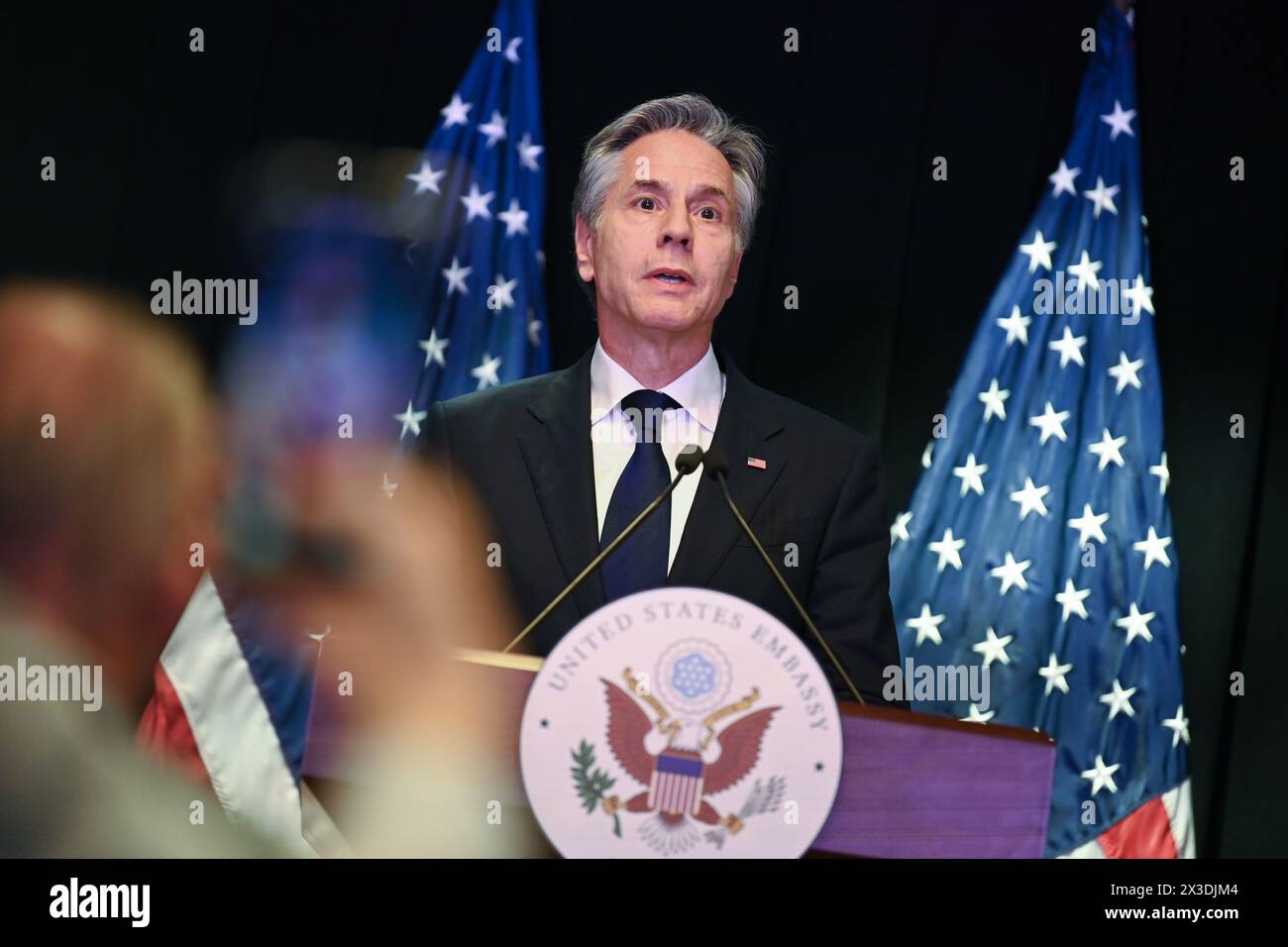 Pechino, Cina. 26 aprile 2024. Il Segretario di Stato DEGLI STATI UNITI Antony Blinken parla ai giornalisti. Il capo diplomatico degli Stati Uniti ha parlato a Pechino dell’Ucraina, del Medio Oriente e delle questioni commerciali, tra le altre cose. Credito: Johannes Neudecker/dpa/Alamy Live News Foto Stock