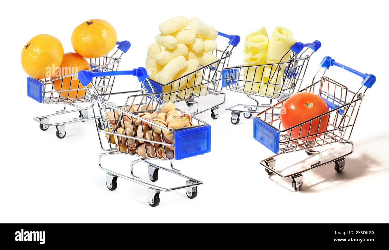 Collage con il cibo nel carrello isolato su sfondo bianco Foto Stock