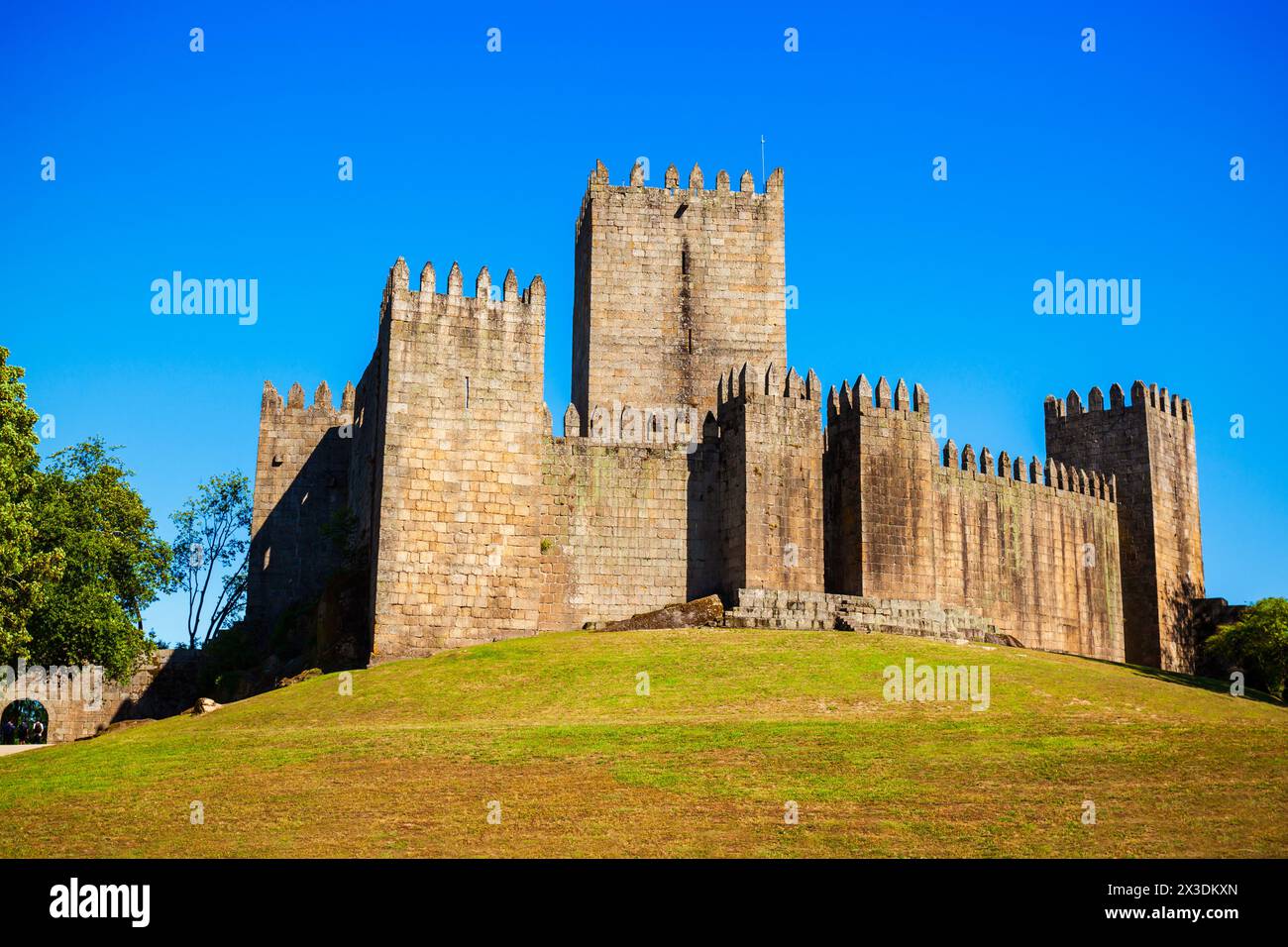 Il castello di Guimaraes o Castelo de Guimaraes è il principale castello medievale della città di Guimaraes, in Portogallo Foto Stock