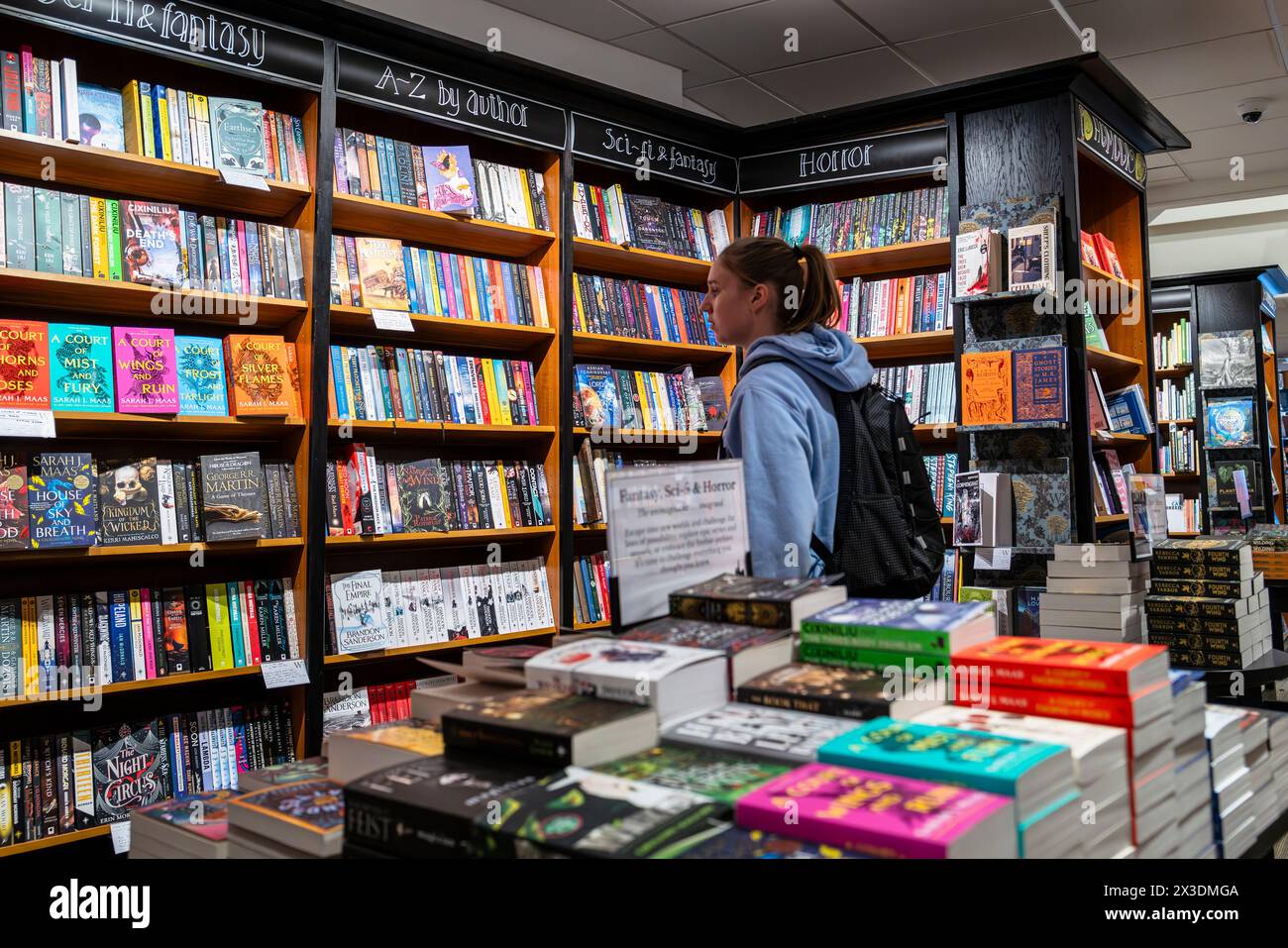 Libri in mostra in una libreria Waterstones nel centro di Truro in Cornovaglia nel Regno Unito. Foto Stock