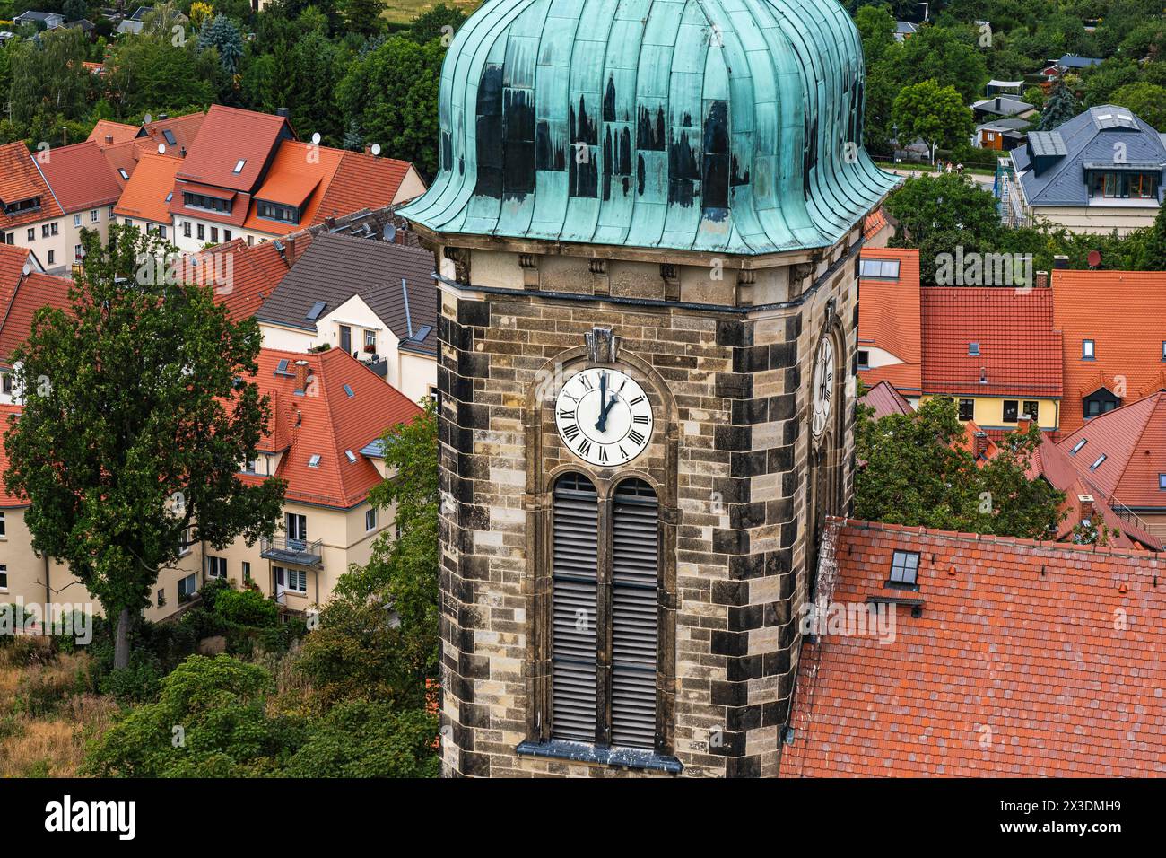Stolpen, Sachsen, Deutschland um Eins, 13 Uhr, Jetzt schlägts aber 13 oder 60 Minuten nach Zwölf, Uhrzeit an der Turmuhr der Stadtkirche Stolpen, Sach Foto Stock