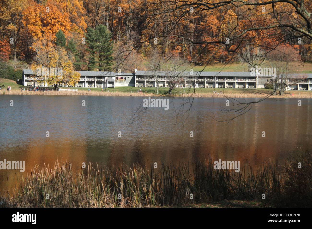 Peak of Otter, Virginia, U.S.A. Motel presso Abbott Lake in autunno. Foto Stock