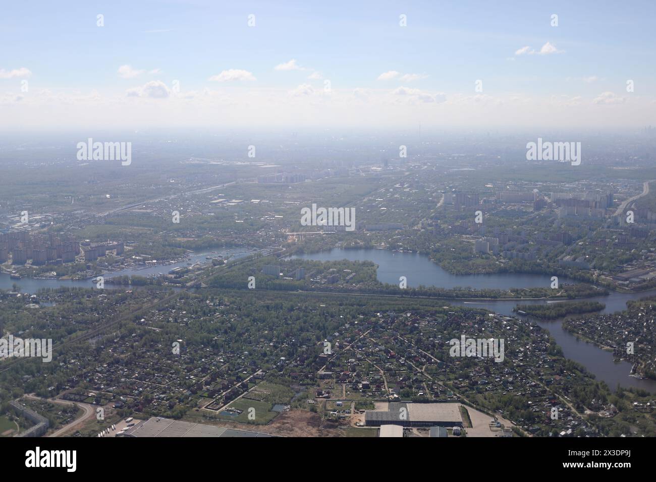 Città russa e fiume dalla finestra di un aereo volante Foto Stock