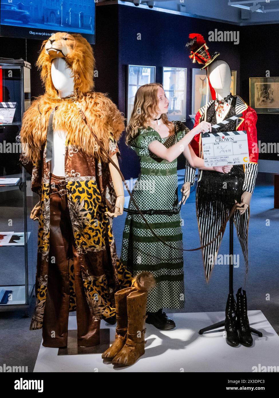 Londra, Regno Unito. 26 aprile 2024. Una tavola Clapper, dalla stagione 1, episodio 2, "Hyde Park Corner", stimate £ 300-500 con Un costume da leone (indossato da ed McVey come il Principe William), il costo di £ 500 - £ 800, con Un costume Ringmaster, stima: £500 - 800 (indossato da Meg Bellamy come Kate Middleton) entrambi dalla sesta stagione, episodio 10, 'Sleep Dearie Sleep' - The Crown Part III, con ulteriori dettagli unici dall'archivio del celebre show Netflix, Un'anteprima dei saldi delle collezioni al Bonhams Knightsbridge. Crediti: Guy Bell/Alamy Live News Foto Stock