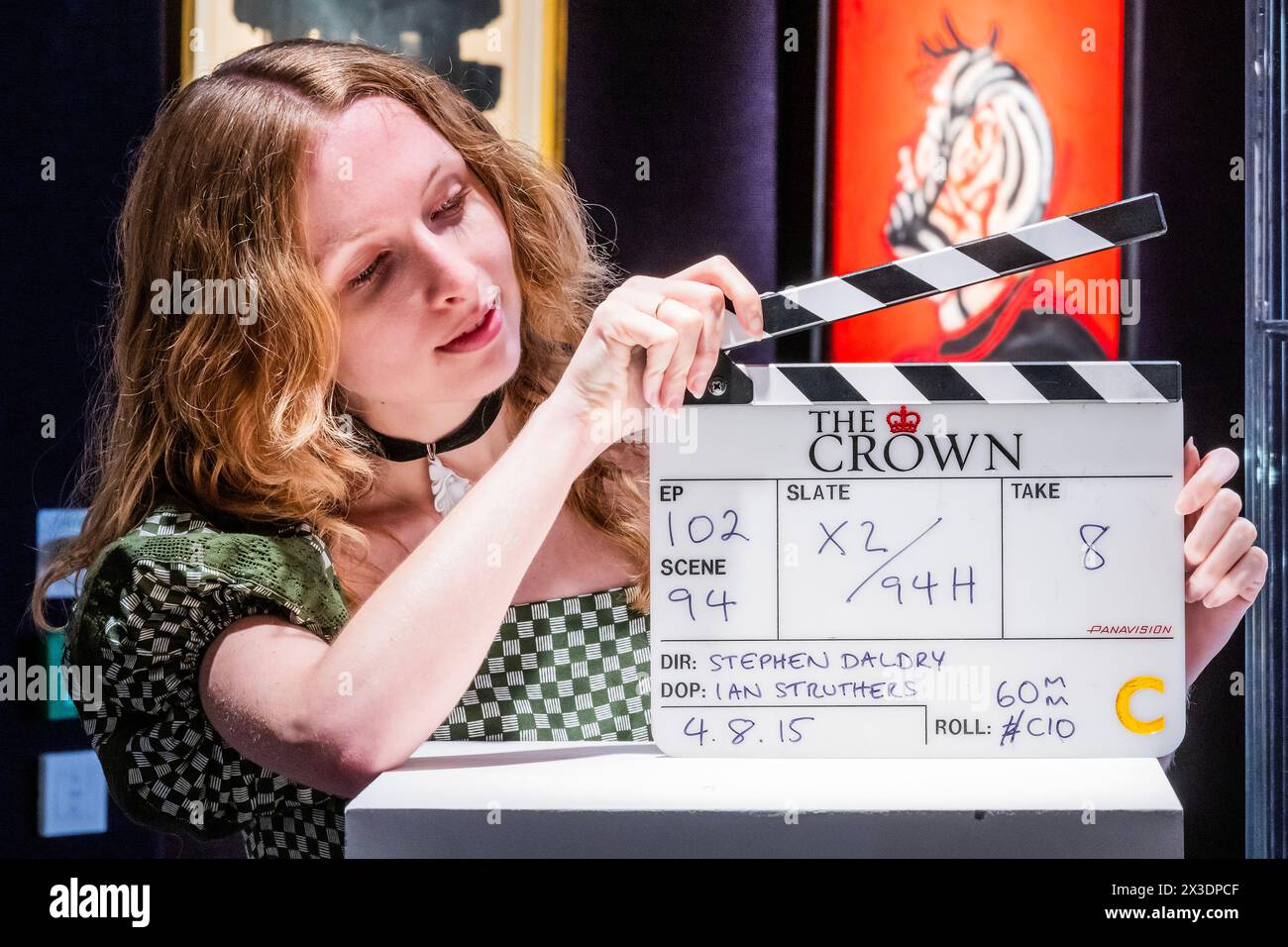 Londra, Regno Unito. 26 aprile 2024. Una tavola di Clapper, della prima stagione, episodio 2, "Hyde Park Corner", stimate £ 300-500 - The Crown Part III, con ulteriori punti salienti dell'archivio del celebre show Netflix - Un'anteprima degli sconti sulle collezioni a Bonhams Knightsbridge. Crediti: Guy Bell/Alamy Live News Foto Stock