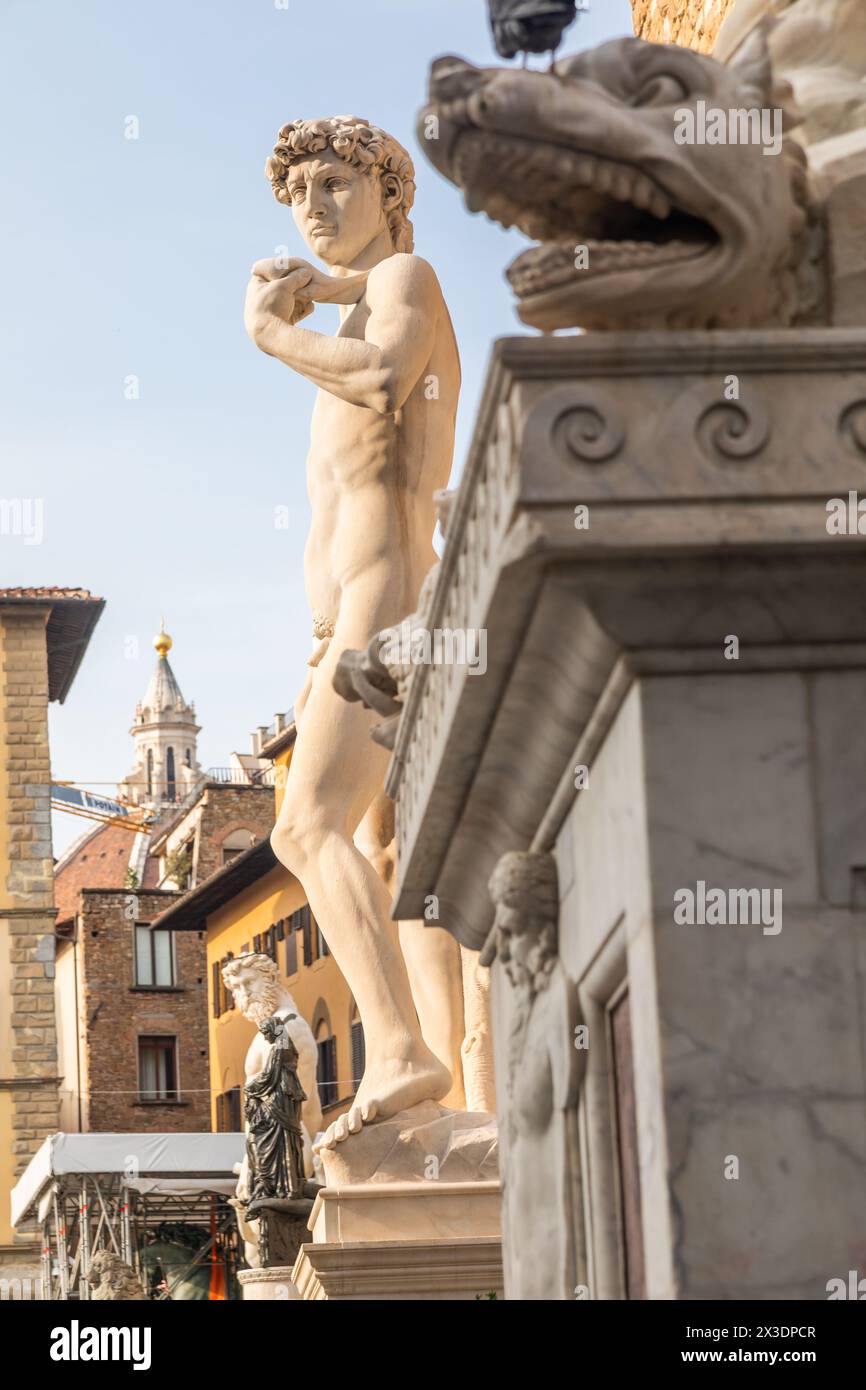 Italia, Firenze. David di Michelangelo Buonarroti, antica scultura in marmo, corpo dell'uomo perfetto Foto Stock
