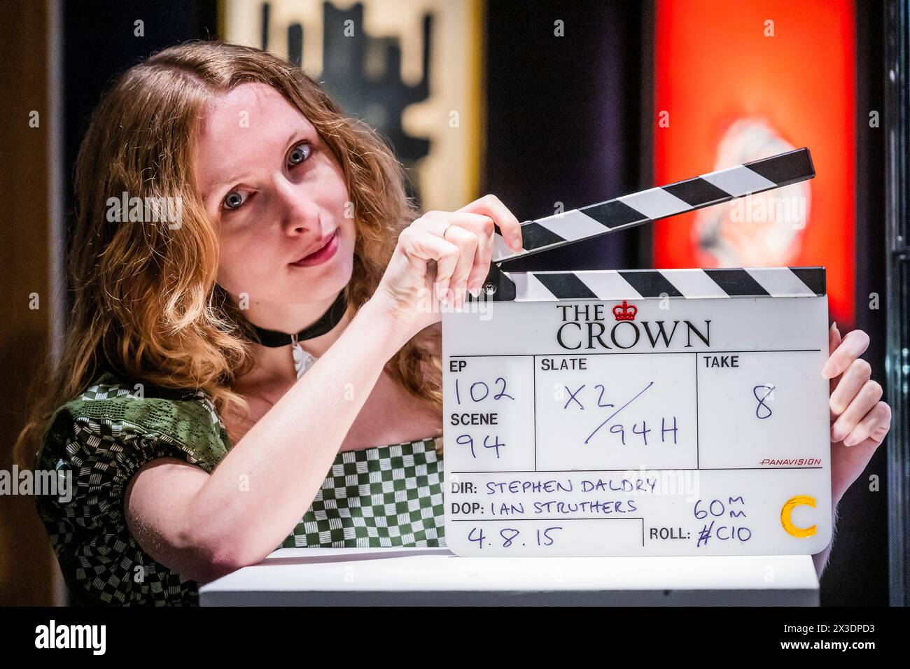 Londra, Regno Unito. 26 aprile 2024. Una tavola di Clapper, della prima stagione, episodio 2, "Hyde Park Corner", stimate £ 300-500 - The Crown Part III, con ulteriori punti salienti dell'archivio del celebre show Netflix - Un'anteprima degli sconti sulle collezioni a Bonhams Knightsbridge. Crediti: Guy Bell/Alamy Live News Foto Stock