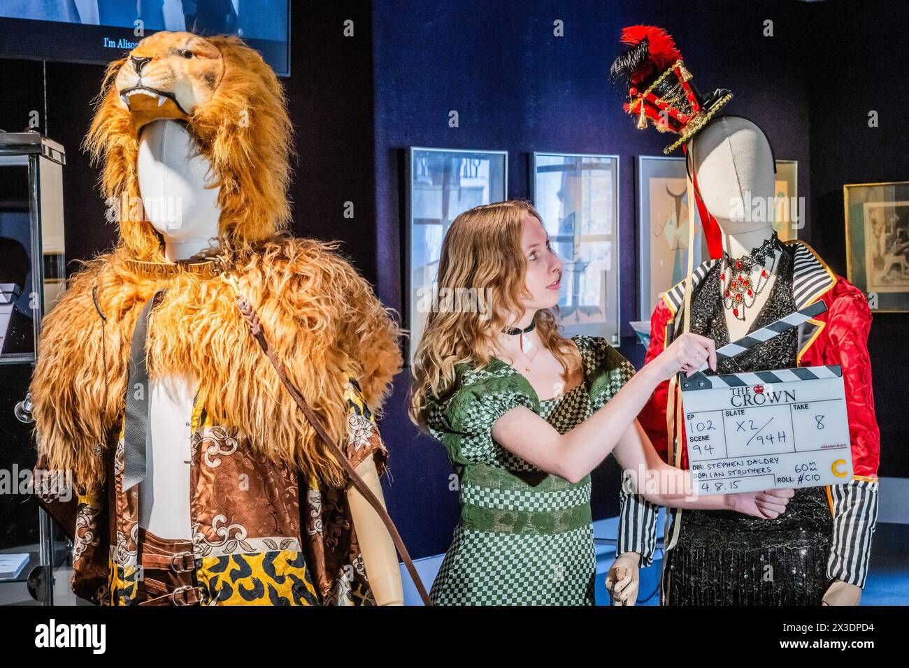 Londra, Regno Unito. 26 aprile 2024. Una tavola Clapper, dalla stagione 1, episodio 2, "Hyde Park Corner", stimate £ 300-500 con Un costume da leone (indossato da ed McVey come il Principe William), il costo di £ 500 - £ 800, con Un costume Ringmaster, stima: £500 - 800 (indossato da Meg Bellamy come Kate Middleton) entrambi dalla sesta stagione, episodio 10, 'Sleep Dearie Sleep' - The Crown Part III, con ulteriori dettagli unici dall'archivio del celebre show Netflix, Un'anteprima dei saldi delle collezioni al Bonhams Knightsbridge. Crediti: Guy Bell/Alamy Live News Foto Stock