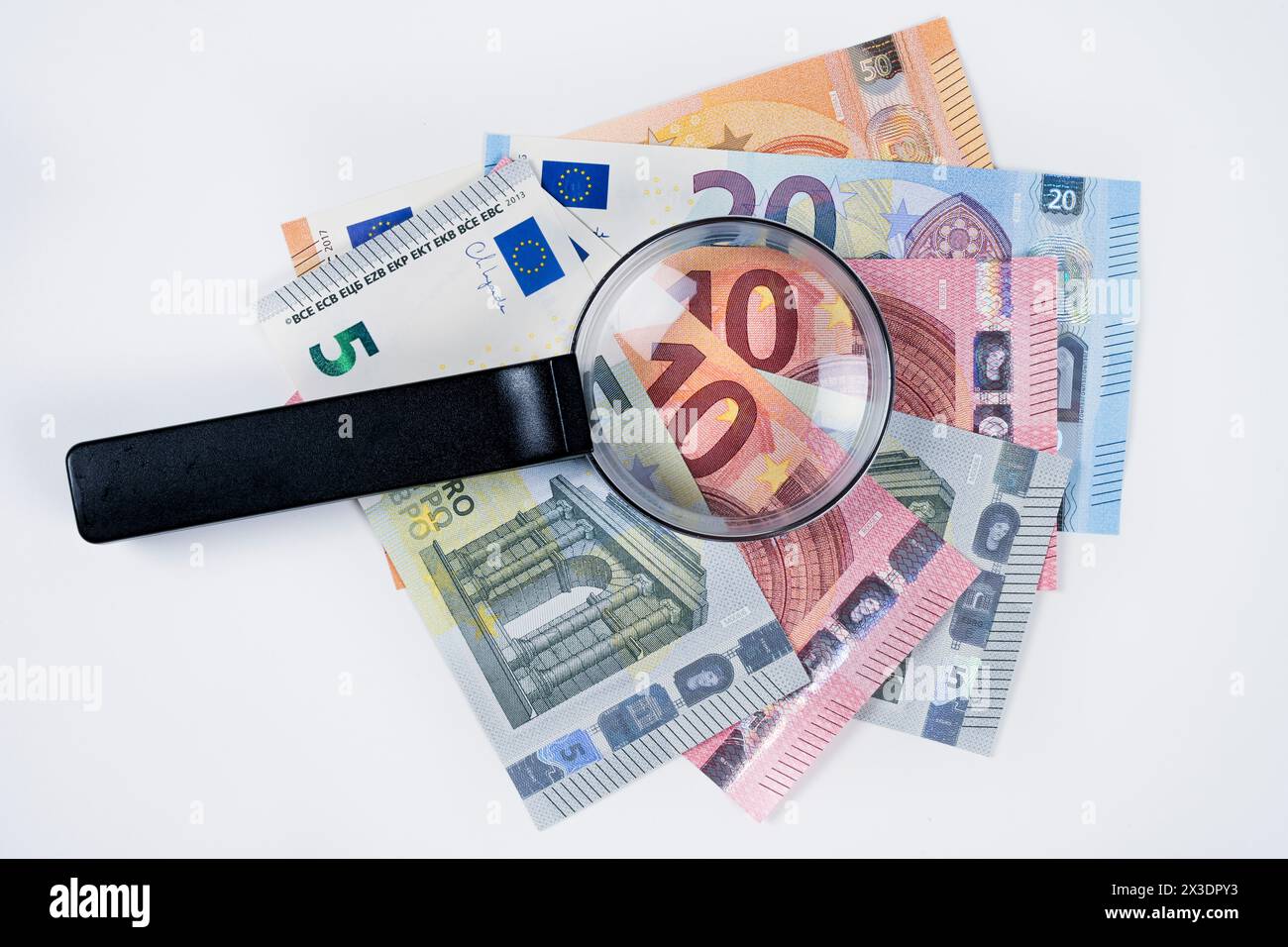 Symbolfoto Falschgeld, Lupe, Prüfen, Euro Foto Stock