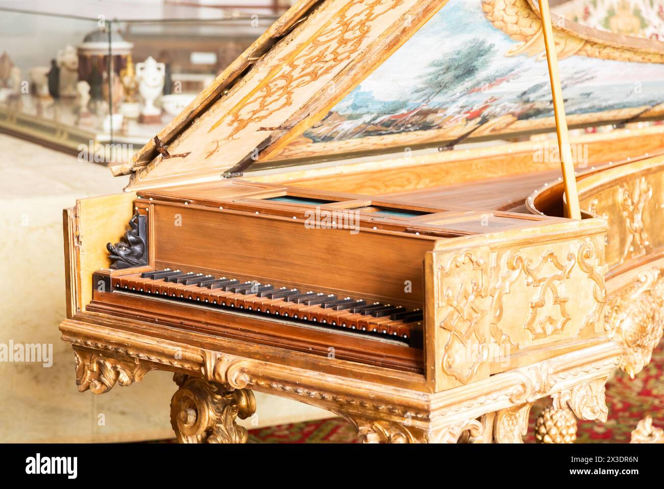 Isola bella, Italia - 1 agosto 2023: Antica sala concerti di lusso con pianoforte vintage. Organo retrò, strumento musicale classico Foto Stock