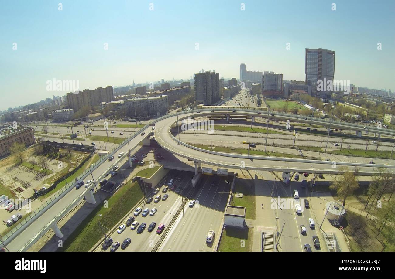 MOSCA, RUSSIA - 20 APRILE 2014: Paesaggio urbano con traffico auto su un incrocio stradale sulla terza circonvallazione, vista aerea Foto Stock