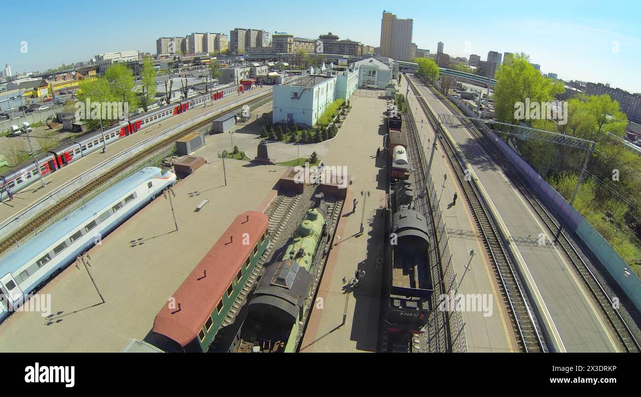 MOSCA, RUSSIA - 26 APRILE 2014: Treni presso la stazione ferroviaria di Rizhsky in un giorno di primavera di sole, vista aerea. Quattro modi tra piattaforme un'esposizione di Foto Stock