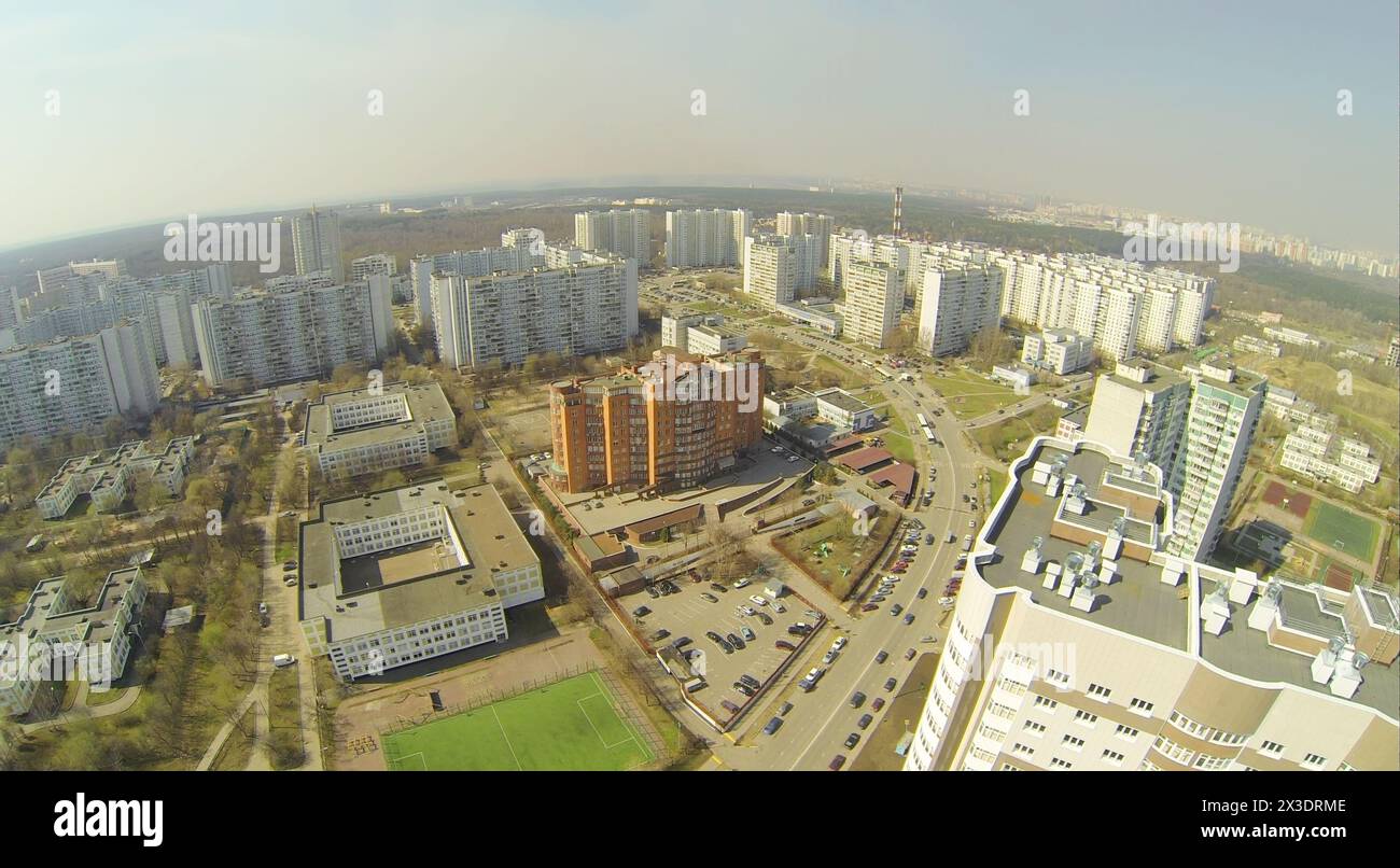 Edifici di una grande area residenziale in primavera, vista aerea Foto Stock