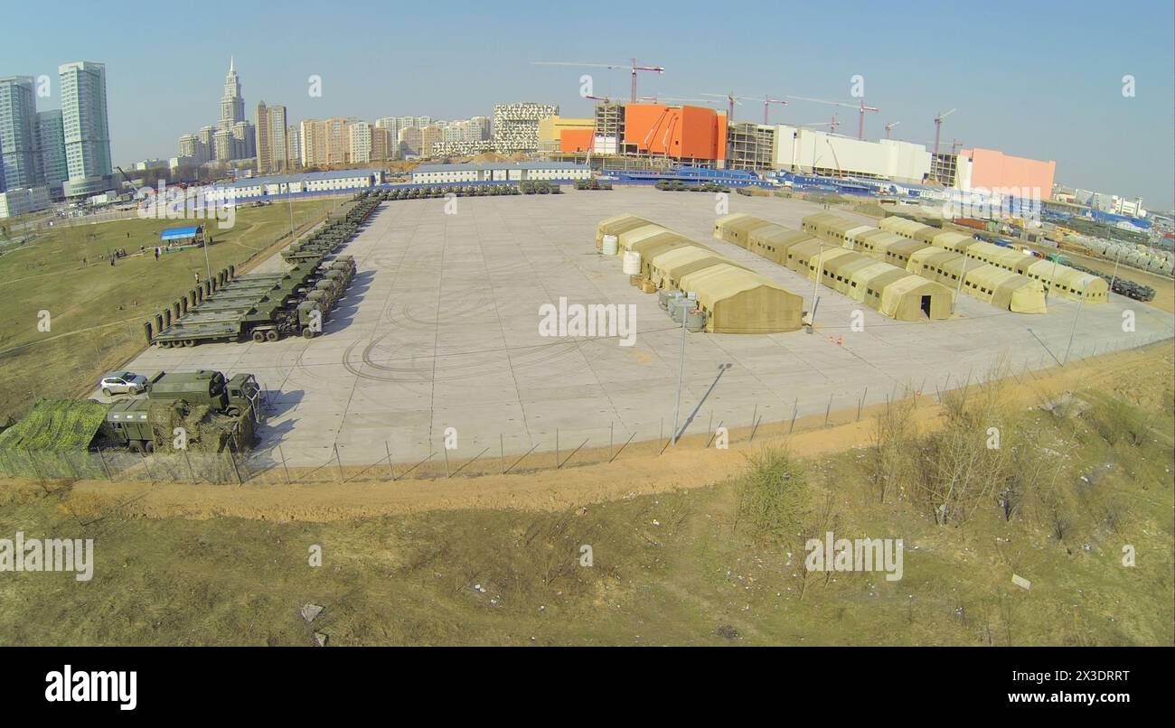MOSCA, RUSSIA - 19 APRILE 2014: Base con tende e attrezzature militari preparata per la Parata del giorno della Vittoria nella giornata di sole primaverile, vista aerea Foto Stock