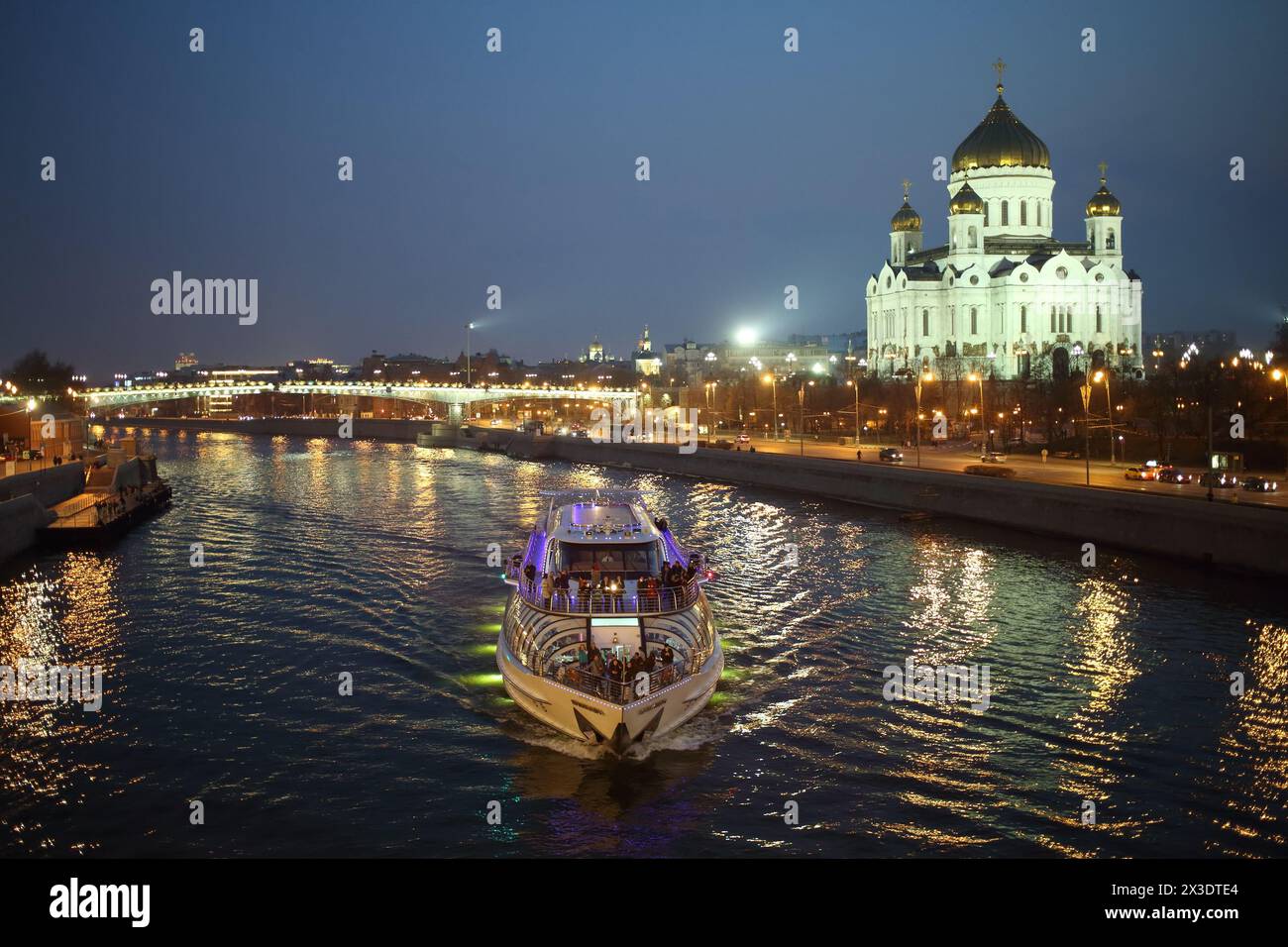 RUSSIA, MOSCA - 12 aprile 2015: Persone che camminano su una nave vicino alla cattedrale di Cristo Salvatore la sera. Foto Stock