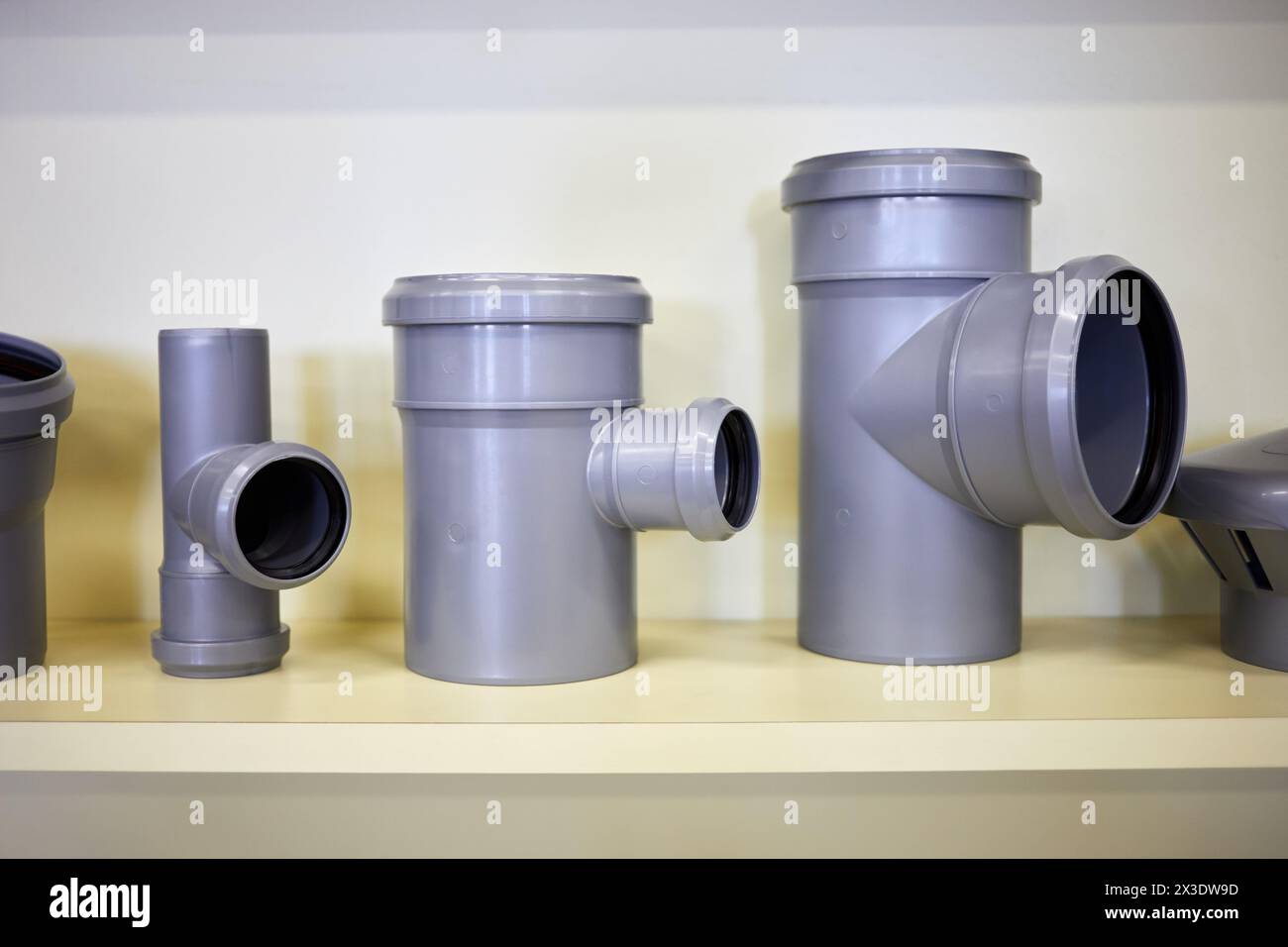 Raccordi per sistema di tubazioni in plastica. Foto Stock