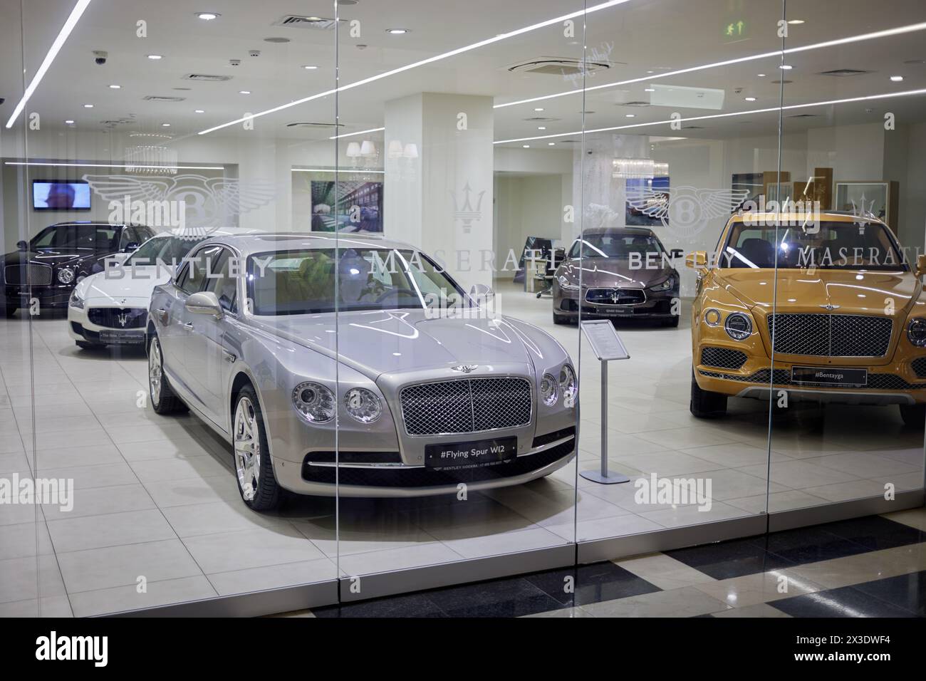 MOSCA, RUSSIA - 22 GENNAIO 2017: Cars Bentley e Mazerati nello showroom del Radisson Slavyanskaya Hotel and Business Center. Foto Stock