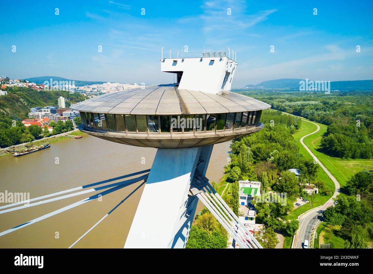 Punto di vista Ufo presso la SNP nuova antenna ponte vista panoramica. SNP è un ponte attraverso il fiume Danude a Bratislava. Bratislava è la capitale della Slovacchia. Foto Stock