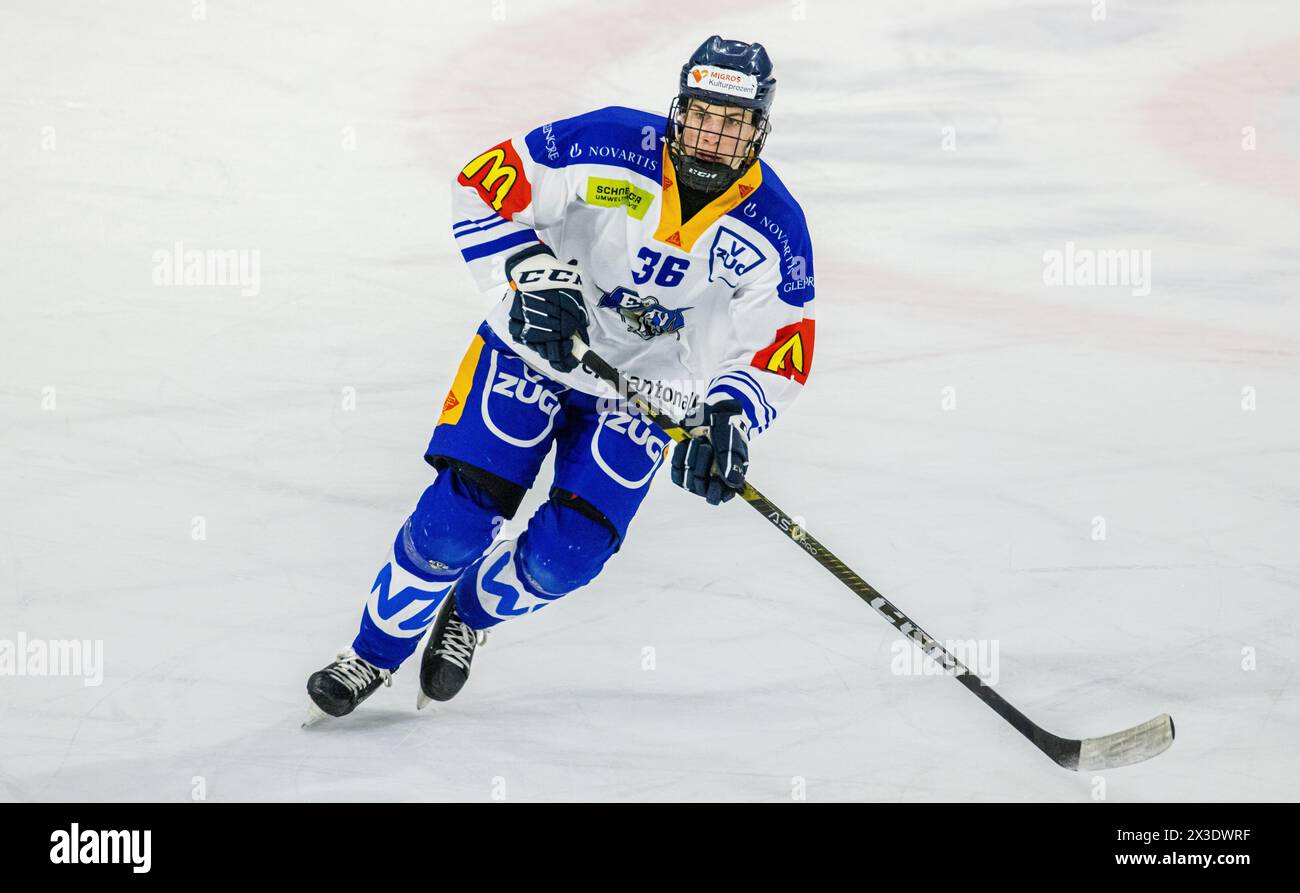 EV Zug Verteidiger #36 Leon Muggli während dem Spiel gegen den EHC Kloten in der Stimo Arena. (Kloten, Schweiz, 15.02.2023) Foto Stock