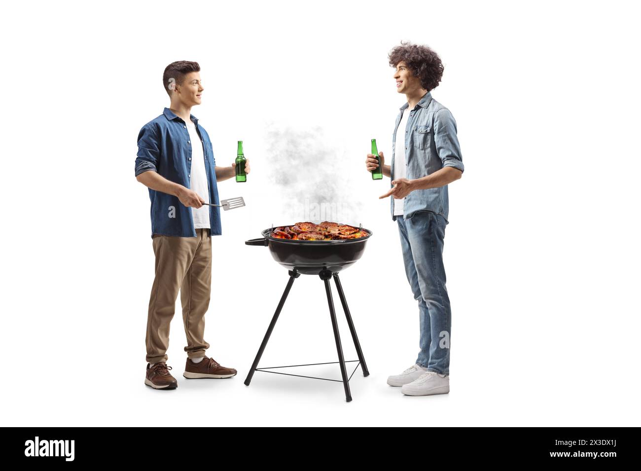 Gli amici grigliano la carne su un barbecue e tengono una bottiglia di birra isolata su sfondo bianco Foto Stock
