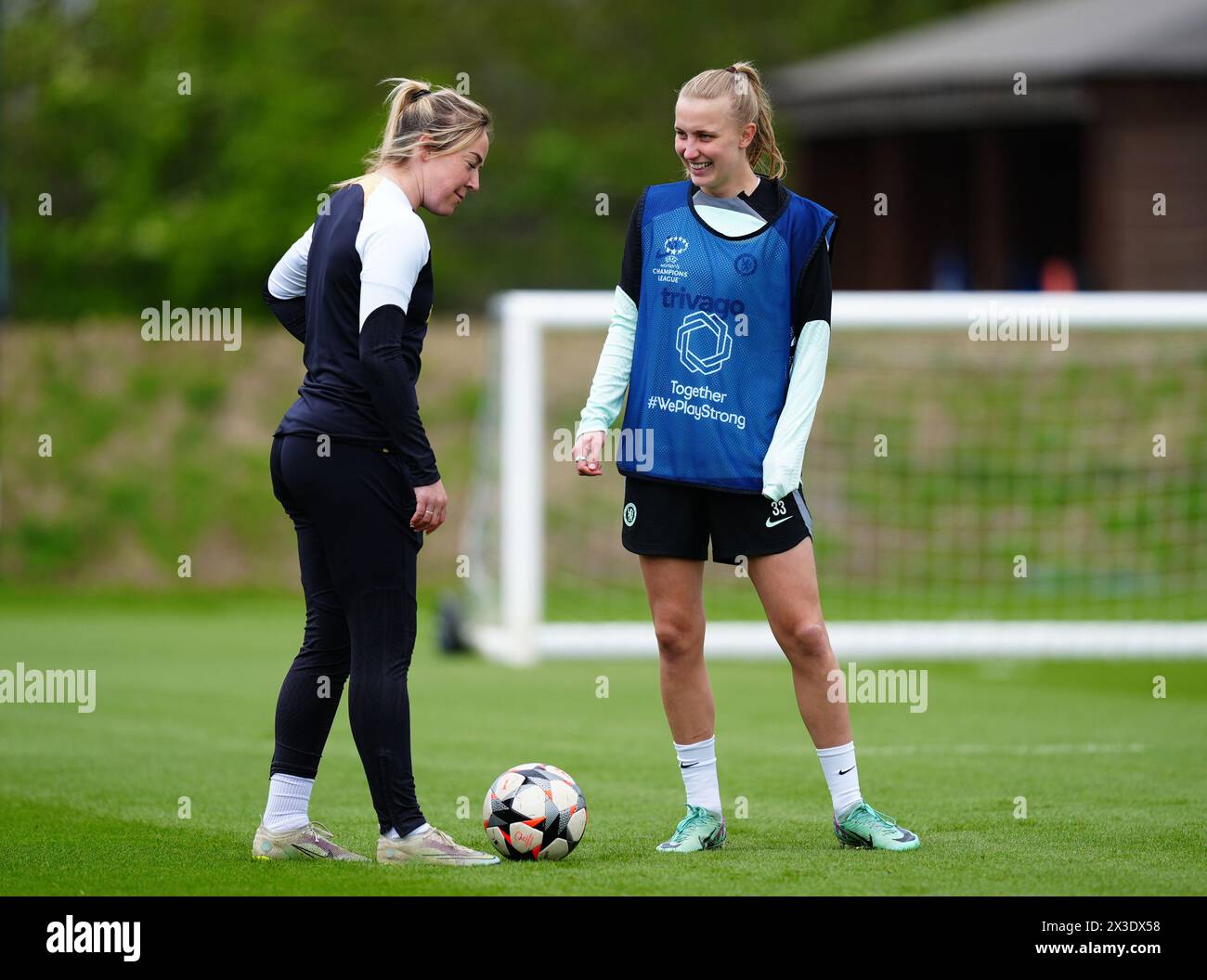 Aggie Beever-Jones del Chelsea (a destra) con l'allenatore Gemma Davison durante una sessione di allenamento al Cobham Training Centre, Surrey. Data foto: Venerdì 26 aprile 2024. Foto Stock