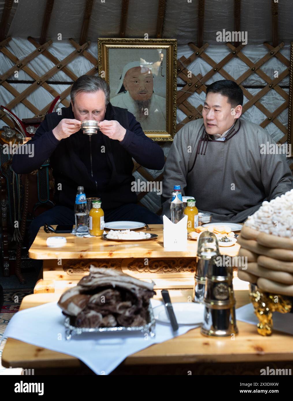 Il Segretario degli Esteri Lord David Cameron ha un tè con il primo Ministro mongolo Oyun-Erdene durante una visita al complesso Ikh Tenger a Ulan Bator, Mongolia, l'ultimo giorno del suo tour di cinque giorni nella regione dell'Asia centrale. Data foto: Venerdì 26 aprile 2024. Foto Stock