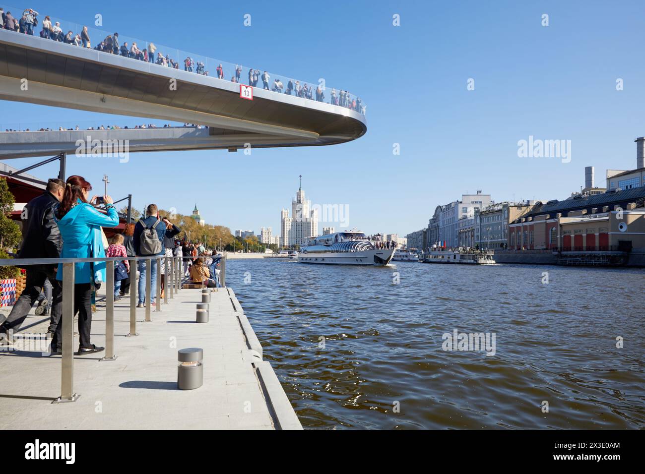 MOSCA, RUSSIA - 24 settembre 2017: Persone sull'argine di Moskvoretskaya, sul ponte galleggiante sopra il fiume Moskva. Il ponte è una struttura esterna di 70 metri con Foto Stock