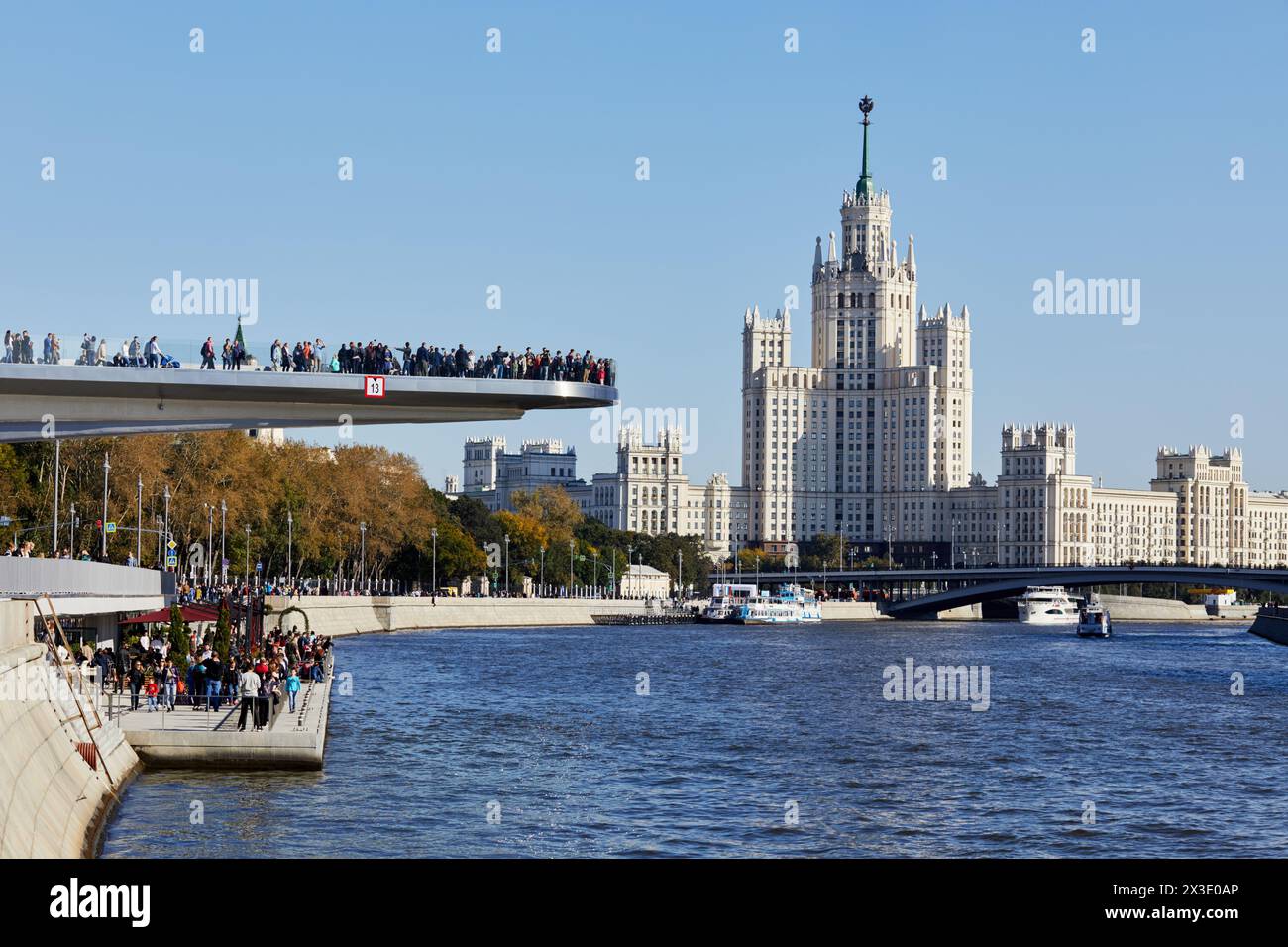 MOSCA, RUSSIA - 24 settembre 2017: Argine Moskvoretskaya, ponte galleggiante sopra il fiume Moskva, torre Kotelnicheskaya, barche sul fiume Moskva. Kotelniche Foto Stock