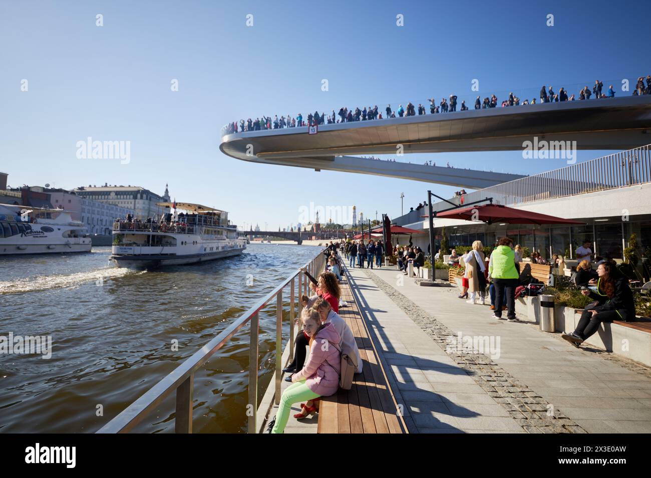 MOSCA, RUSSIA - 24 settembre 2017: Persone sul terrapieno Moskvoretskaya e sul ponte galleggiante sopra il fiume Moskva. Il ponte ha una struttura esterna di 70 metri con connessione wi Foto Stock