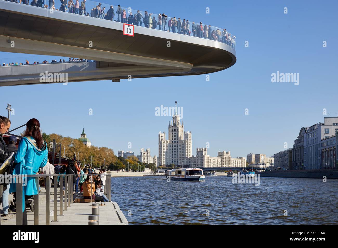 MOSCA, RUSSIA - 24 settembre 2017: Persone presso l'argine Moskvoretskaya, ponte galleggiante sopra il fiume Moskva, torre Kotelnicheskaya. Il ponte si trova a 70 metri di distanza Foto Stock