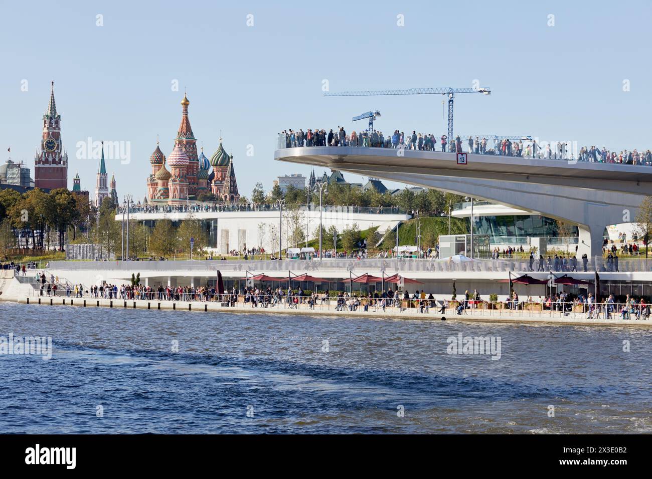 MOSCA, RUSSIA - 24 settembre 2017: Argine Moskvoretskaya, ponte galleggiante del parco Zaryadye sopra il fiume Moskva, torre Spasskaya e San Basilio Cathedr Foto Stock