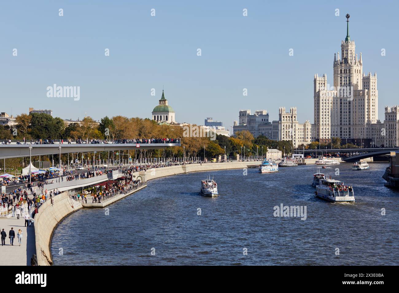 MOSCA, RUSSIA - 24 settembre 2017: Terrapieno Moskvoretskaya, ponte galleggiante sopra il fiume Moskva, torre Kotelnicheskaya, ponte grande Ustinsky, barche su Mos Foto Stock