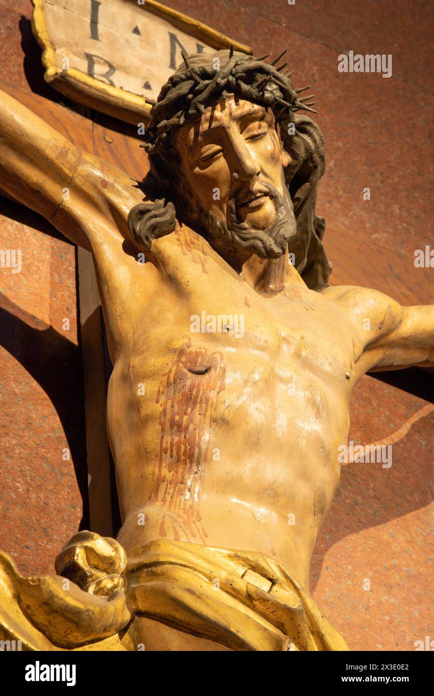 MILANO, ITALIA - 6 MARZO 2024: Crocifissione policroma scolpita nella basilica di San Babila da un artista sconosciuto. Foto Stock