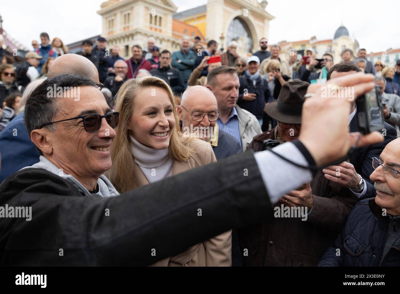 Bene, Francia. 26 aprile 2024. Marion Maréchal, capo della lista dei "Reconquête!" di Eric Zemmour. Partito per le prossime elezioni europee che si terrà a Nizza sul mercato della liberazione insieme a Philippe Vardon e Jean Moucheboeuf. Marion Maréchal era atteso da decine di simpatizzanti, Nizza, Francia, il 26 aprile 2024. Foto di Shootpix/ABACAPRESS.COM credito: Abaca Press/Alamy Live News Foto Stock