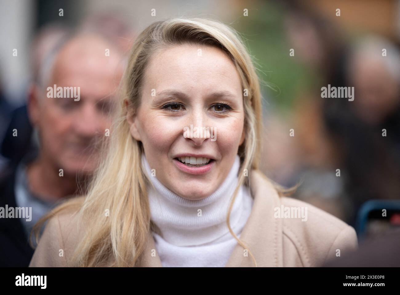 Bene, Francia. 26 aprile 2024. Marion Maréchal, capo della lista dei "Reconquête!" di Eric Zemmour. Partito per le prossime elezioni europee che si terrà a Nizza sul mercato della liberazione insieme a Philippe Vardon e Jean Moucheboeuf. Marion Maréchal era atteso da decine di simpatizzanti, Nizza, Francia, il 26 aprile 2024. Foto di Shootpix/ABACAPRESS.COM credito: Abaca Press/Alamy Live News Foto Stock