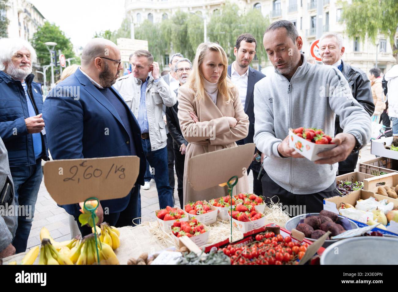 Bene, Francia. 26 aprile 2024. Marion Maréchal, capo della lista dei "Reconquête!" di Eric Zemmour. Partito per le prossime elezioni europee che si terrà a Nizza sul mercato della liberazione insieme a Philippe Vardon e Jean Moucheboeuf. Marion Maréchal era atteso da decine di simpatizzanti, Nizza, Francia, il 26 aprile 2024. Foto di Shootpix/ABACAPRESS.COM credito: Abaca Press/Alamy Live News Foto Stock