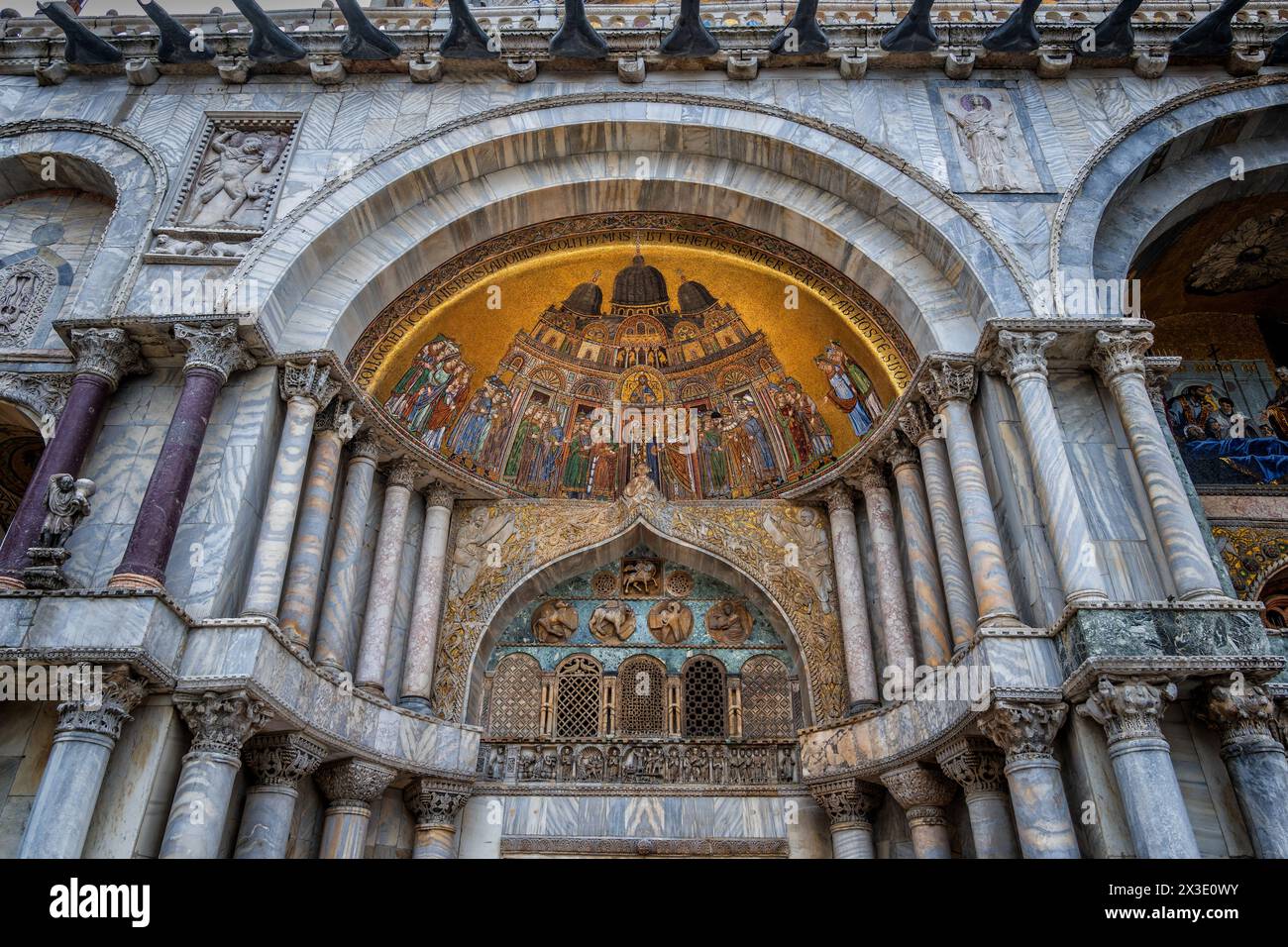 St Basilica di San Marco a Venezia. Dettagli della facciata occidentale con mosaico di stile bizantino (XIII secolo) che rappresenta il corpo di Sai Foto Stock